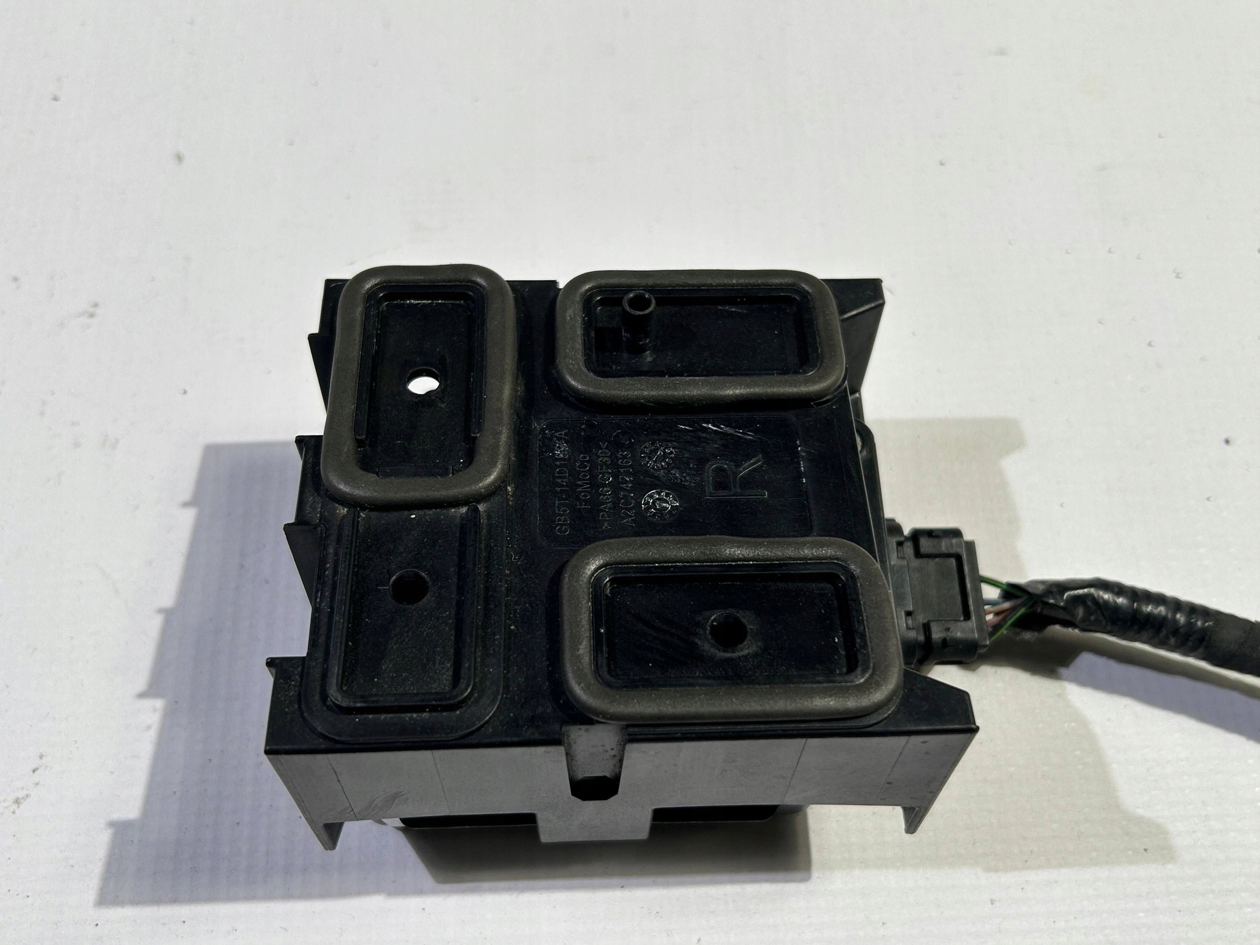 Датчик крепление правый FORD Explorer 2016-