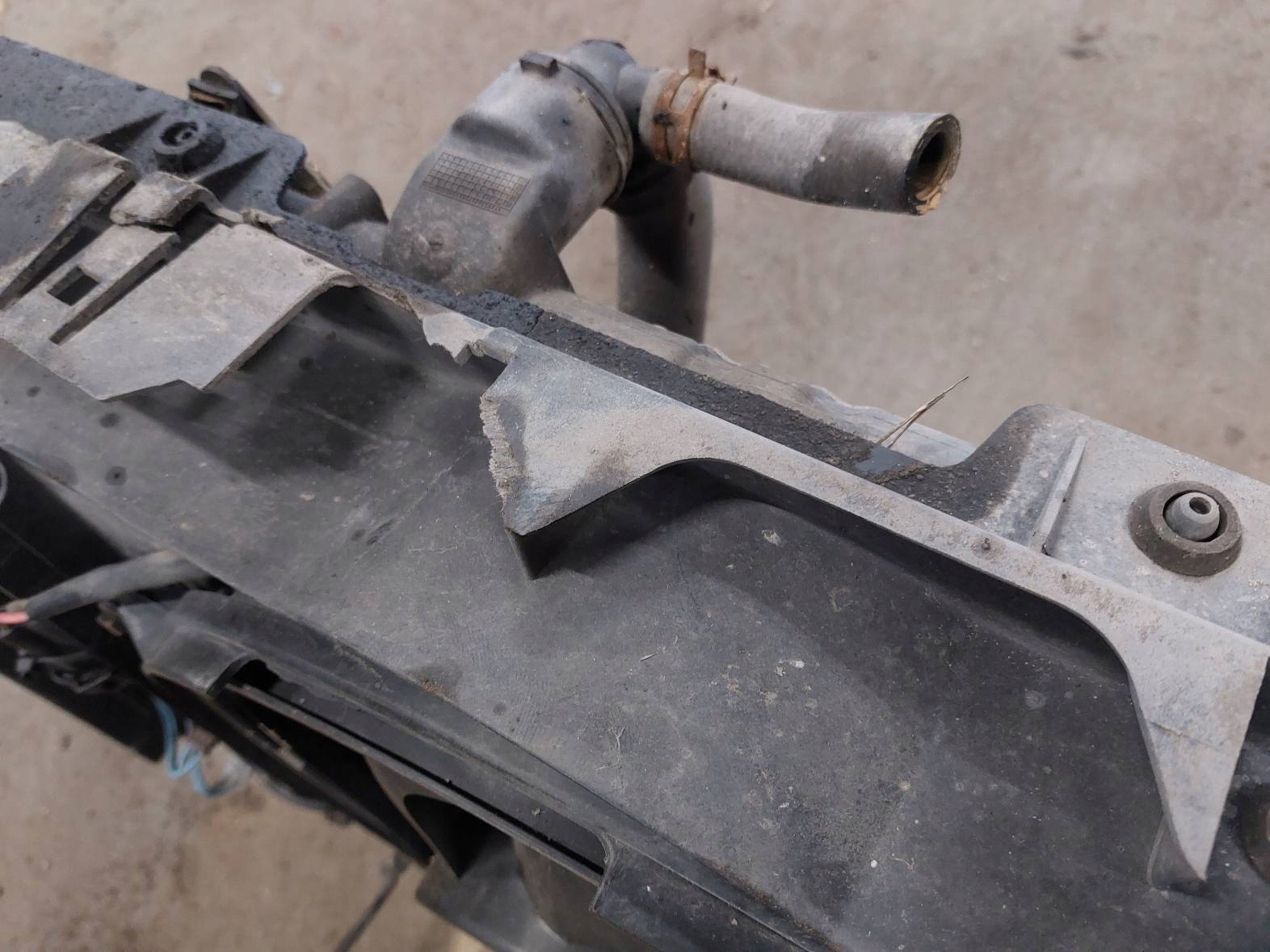 support panel for radiators pillar iron CITROEN C5 and 2.2 HDI