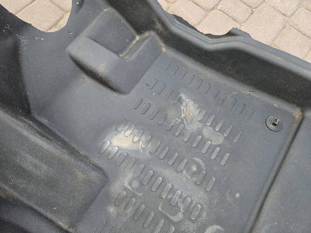 carpet mats driver´s left - posiada wytarc Citroen Berlingo 98366952ZD