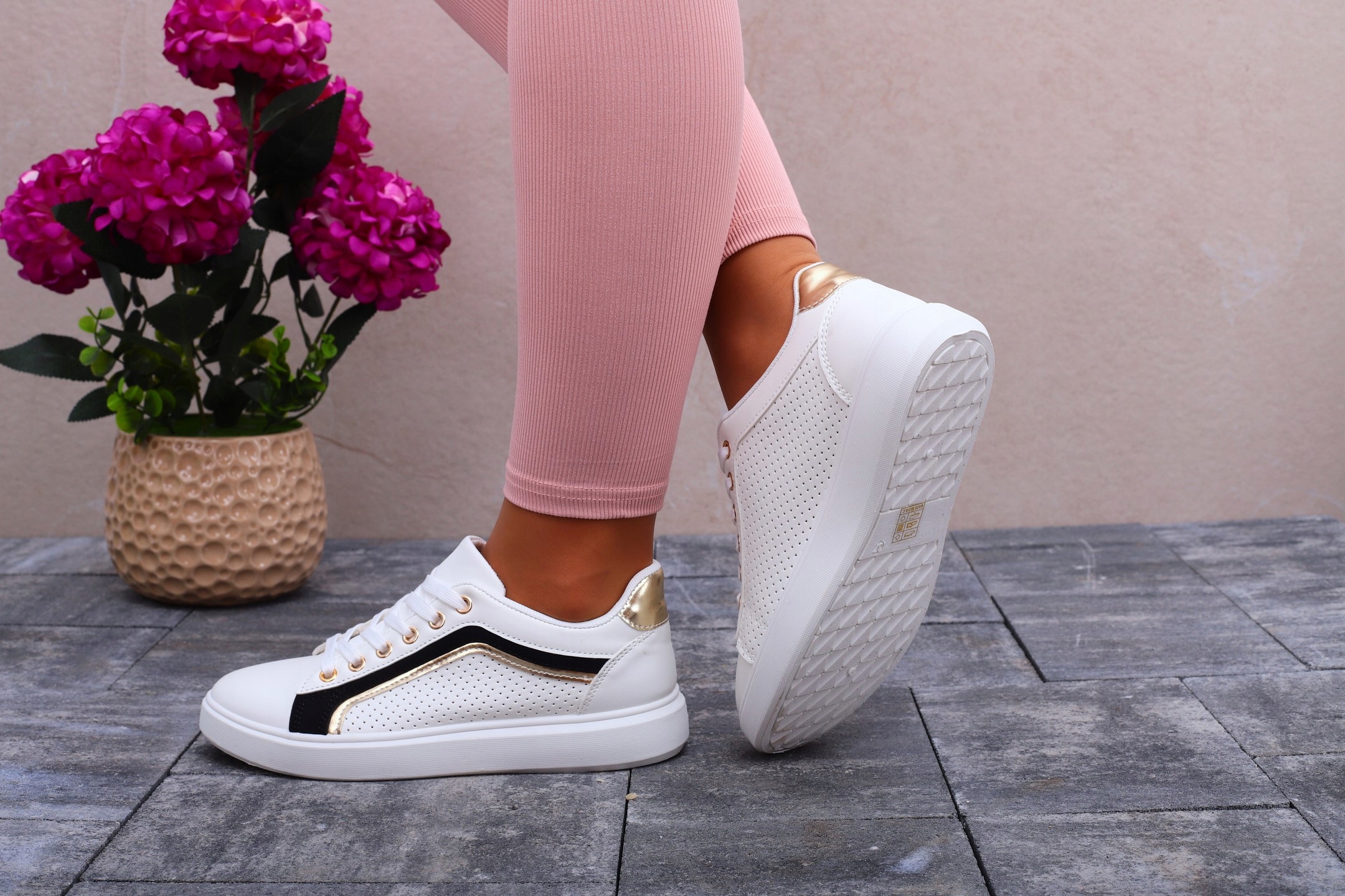 BIAŁE BUTY SPORTOWE TRAMPKI DAMSKIE LEKKIE Rozmiar 39