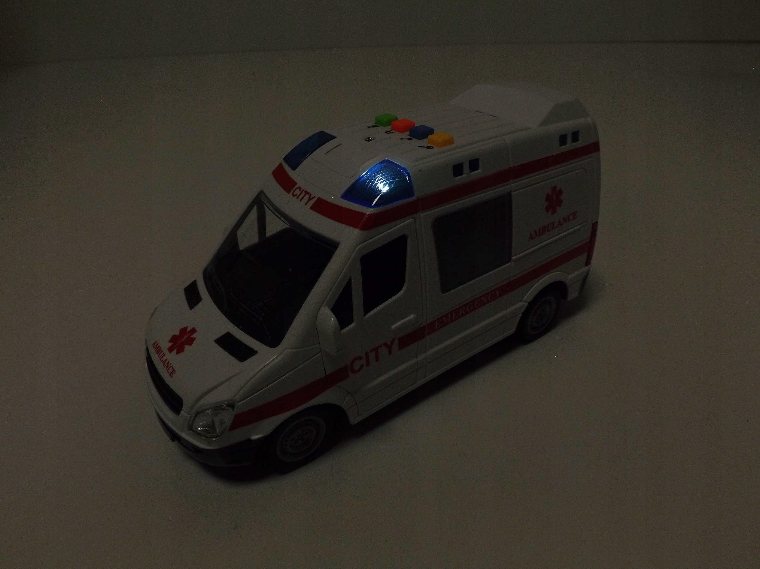 Auto ambulans karetka otwierane drzwi 1:16 WY590A Wysokość produktu 12 cm