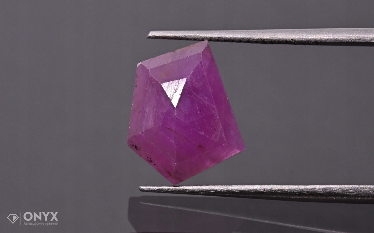 Rubín fazetovaná rozeta nepravidelná 10x8,5 mm