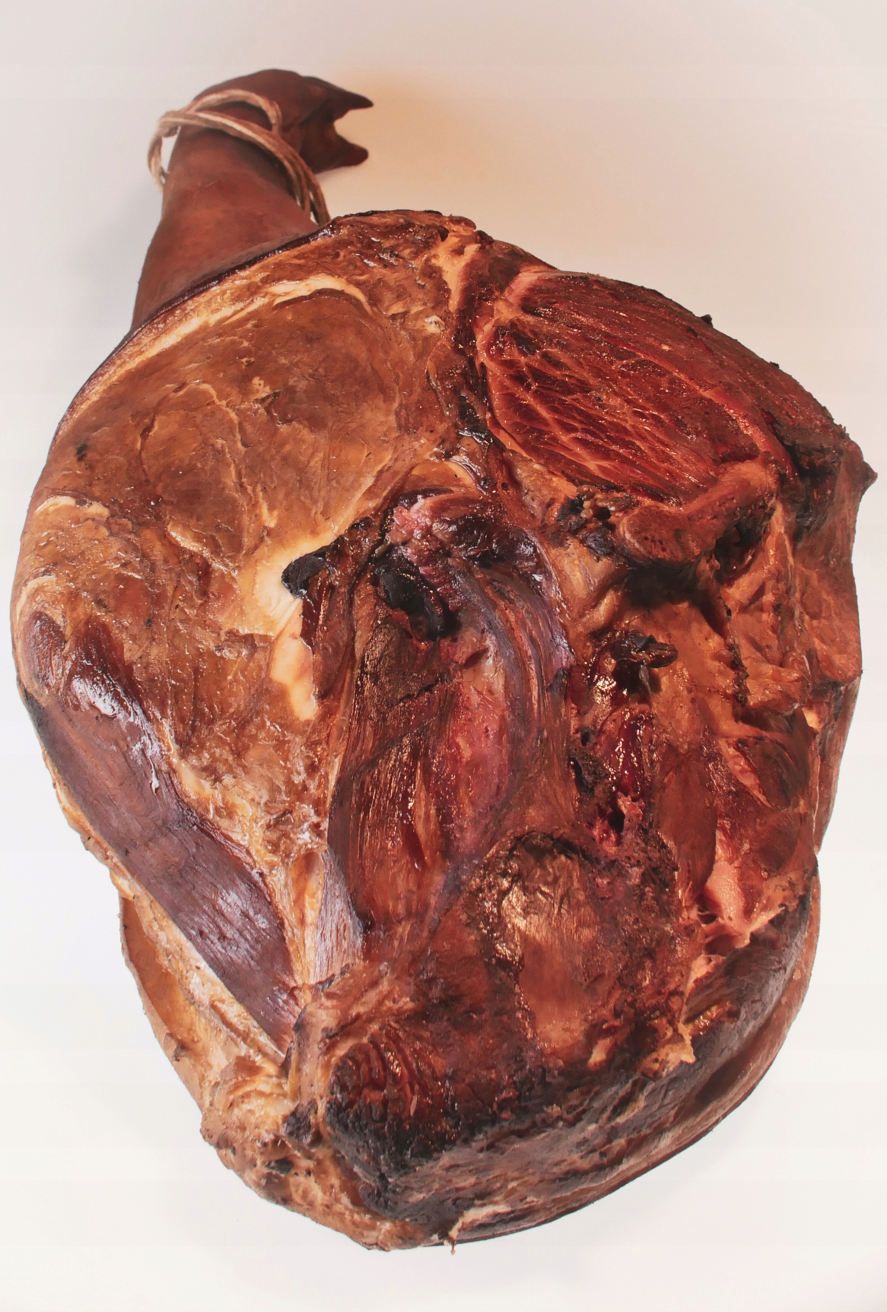 Chutná uzená šunka s nohou asi 6 kg – ideální pro každou příležitost!
