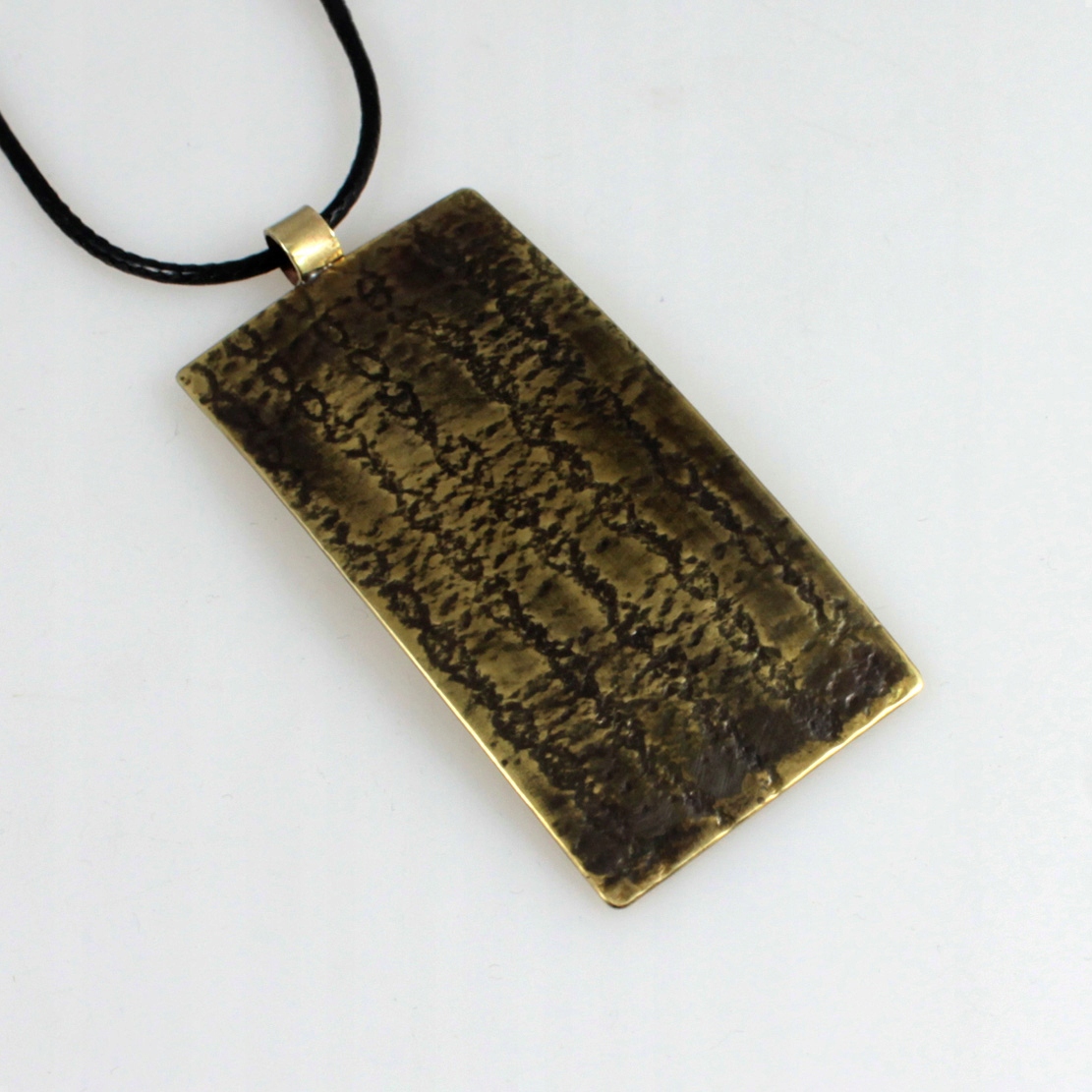 Kůra mosazný přívěsek ruční práce