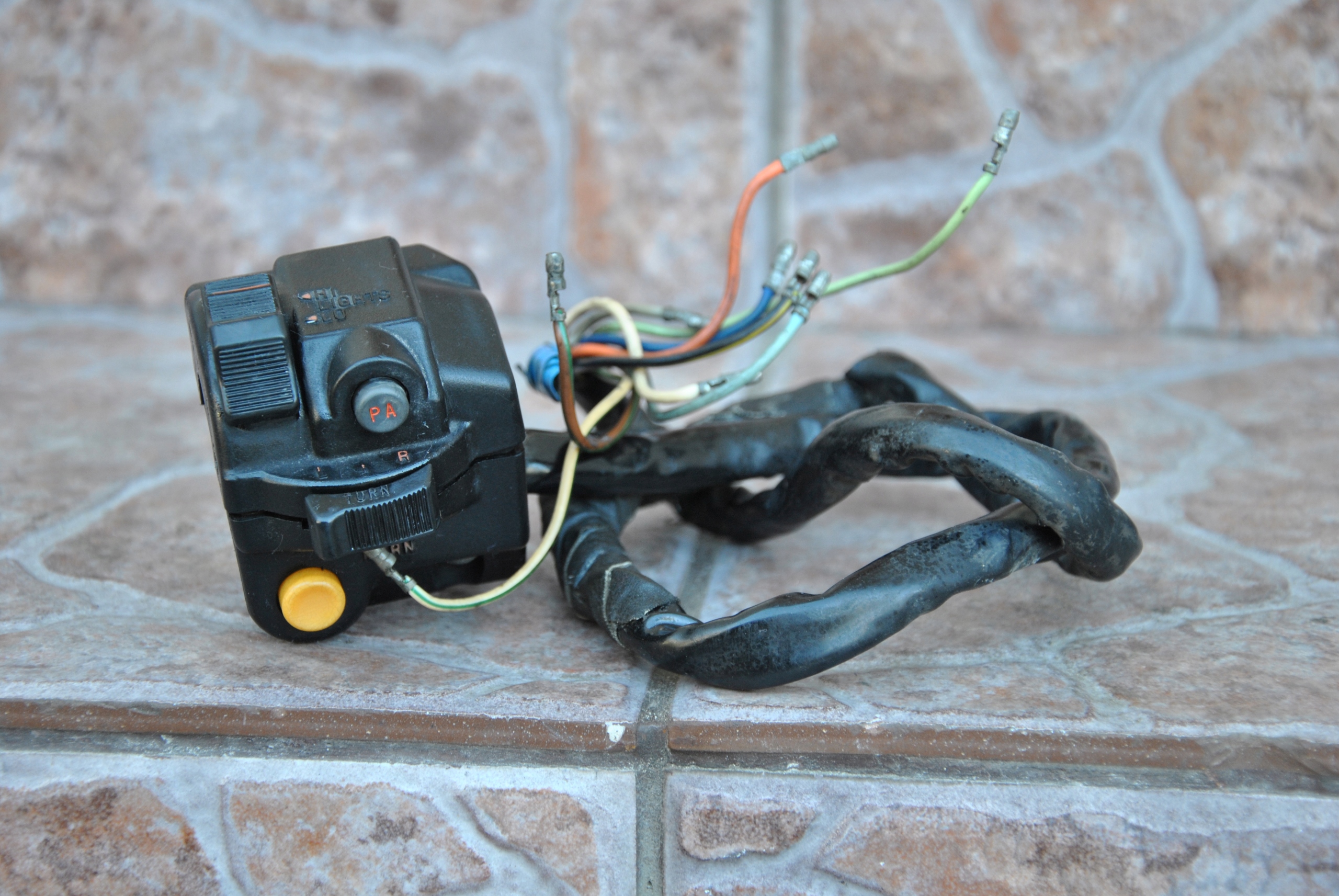 000729 - Лівий перемикач Honda GL 1000 Gold Wing