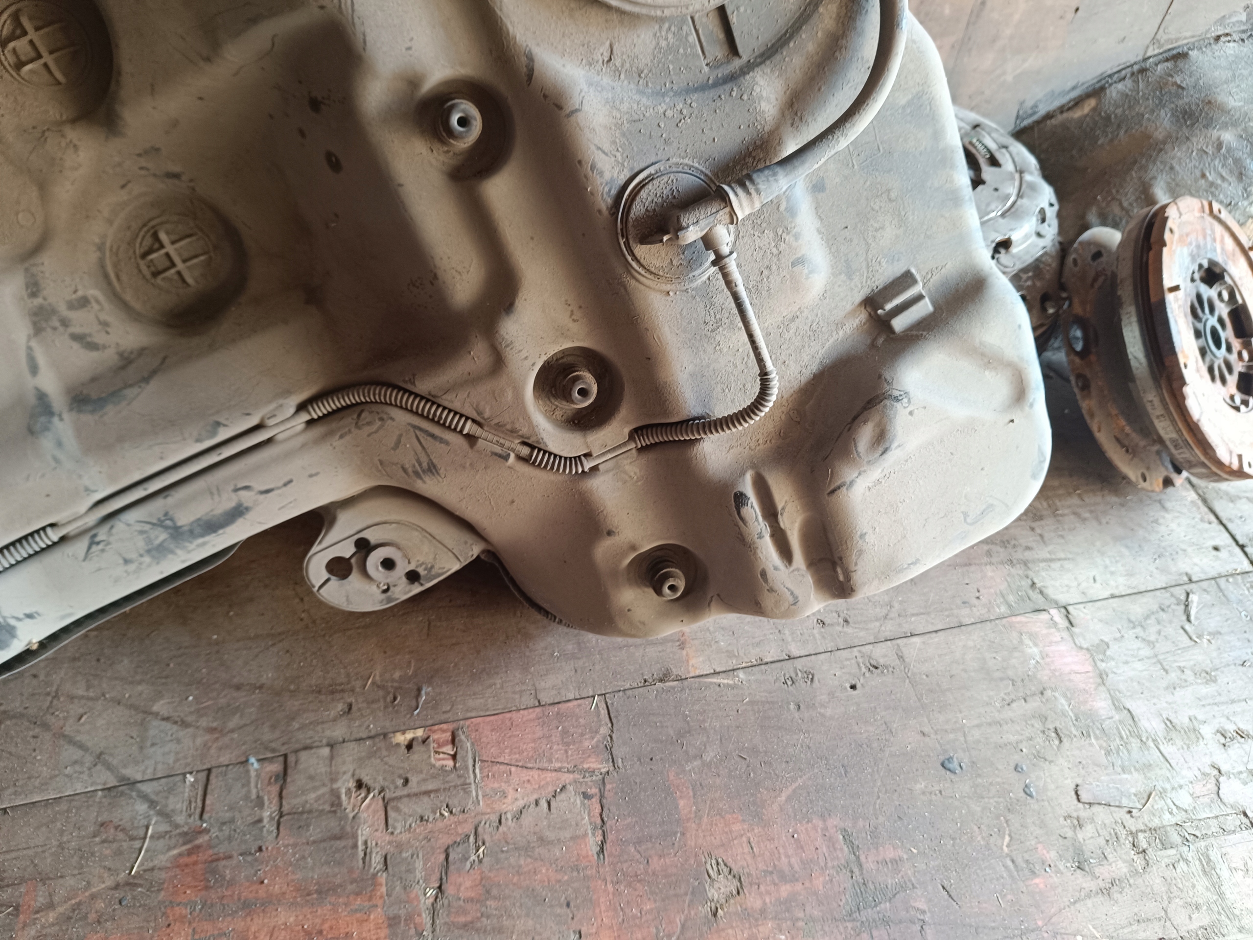 spremnik rezervoar goriva Audi A5 8T 2.7 V6 8T0201021DE