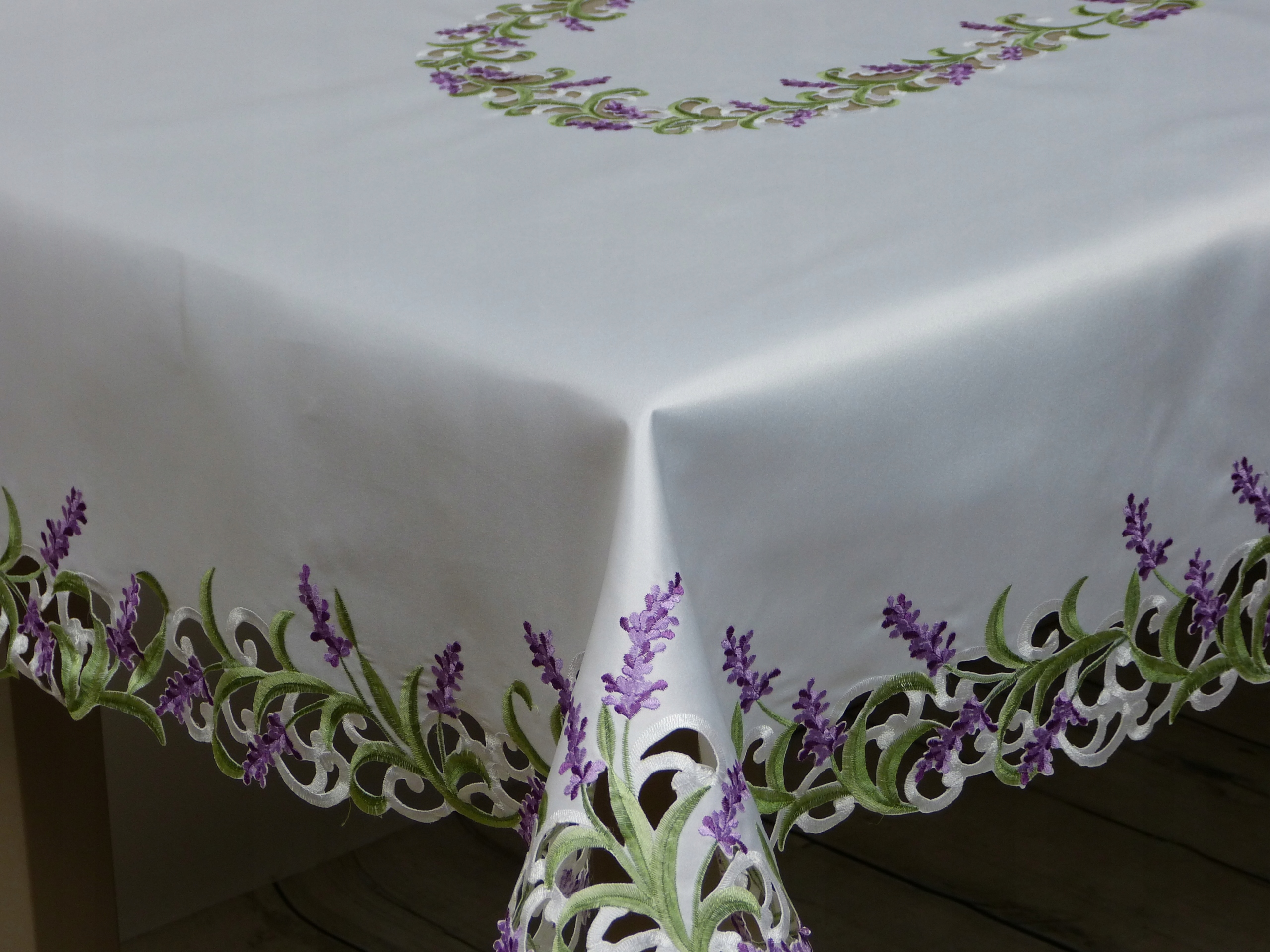 Obrus obrusy haft maszynowy 130x180 biały LAWENDA Typ obrus
