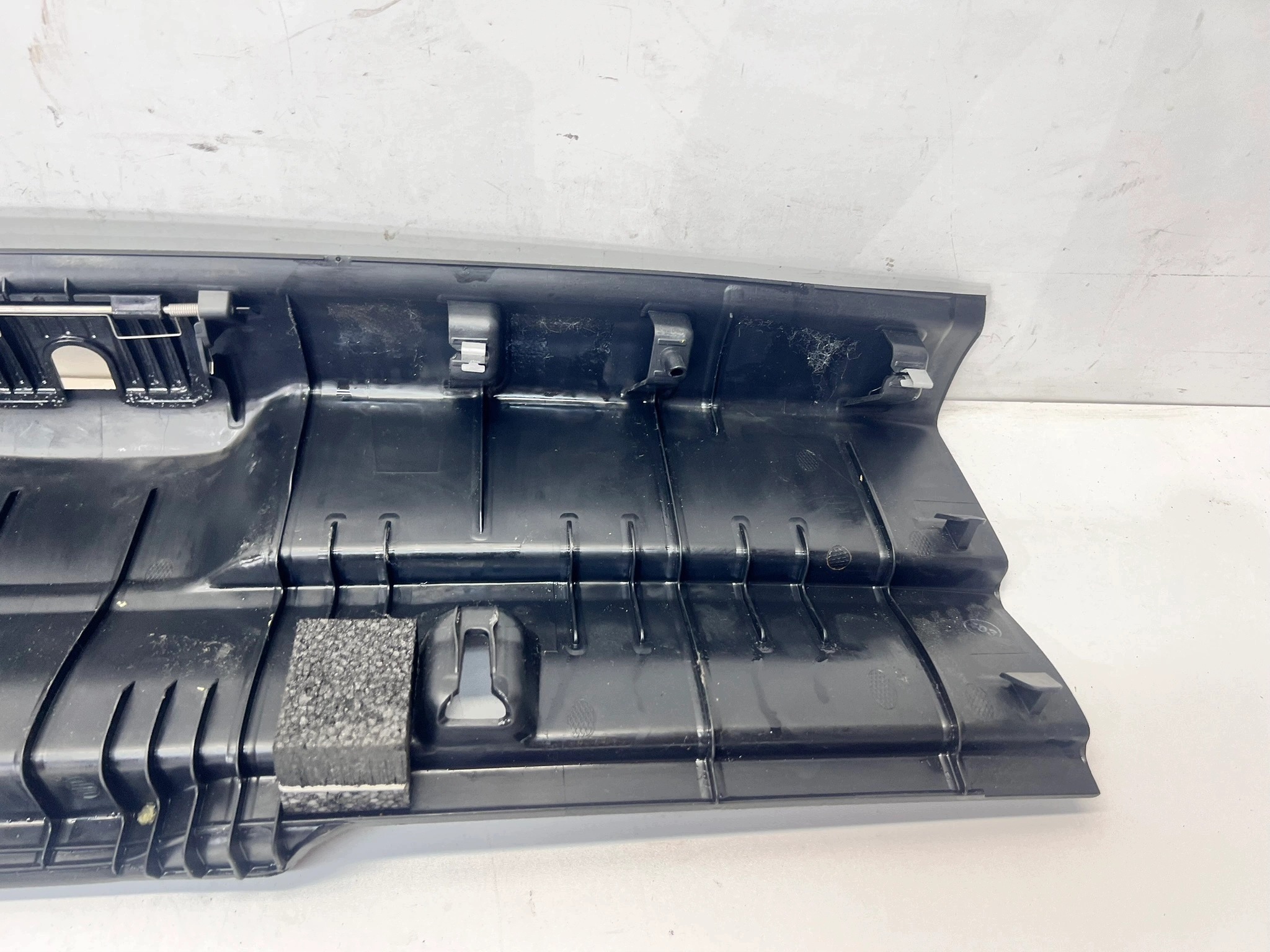 cap supports rear part AUDI A3 8V 3 door 8V3863471D
