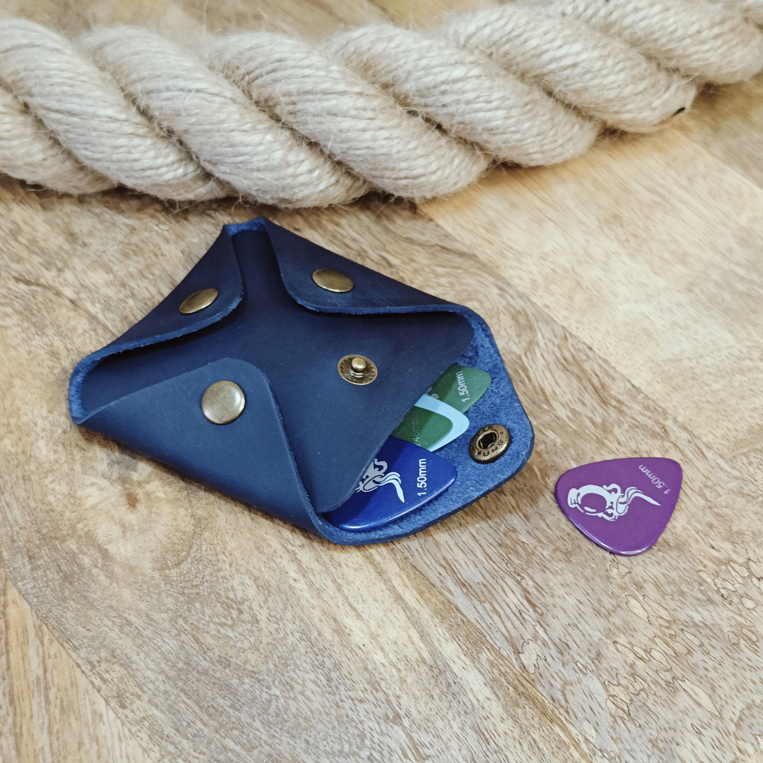 Pouzdro na kotníky pro kytaru kožené s gravírováním personalizované tmavě modré