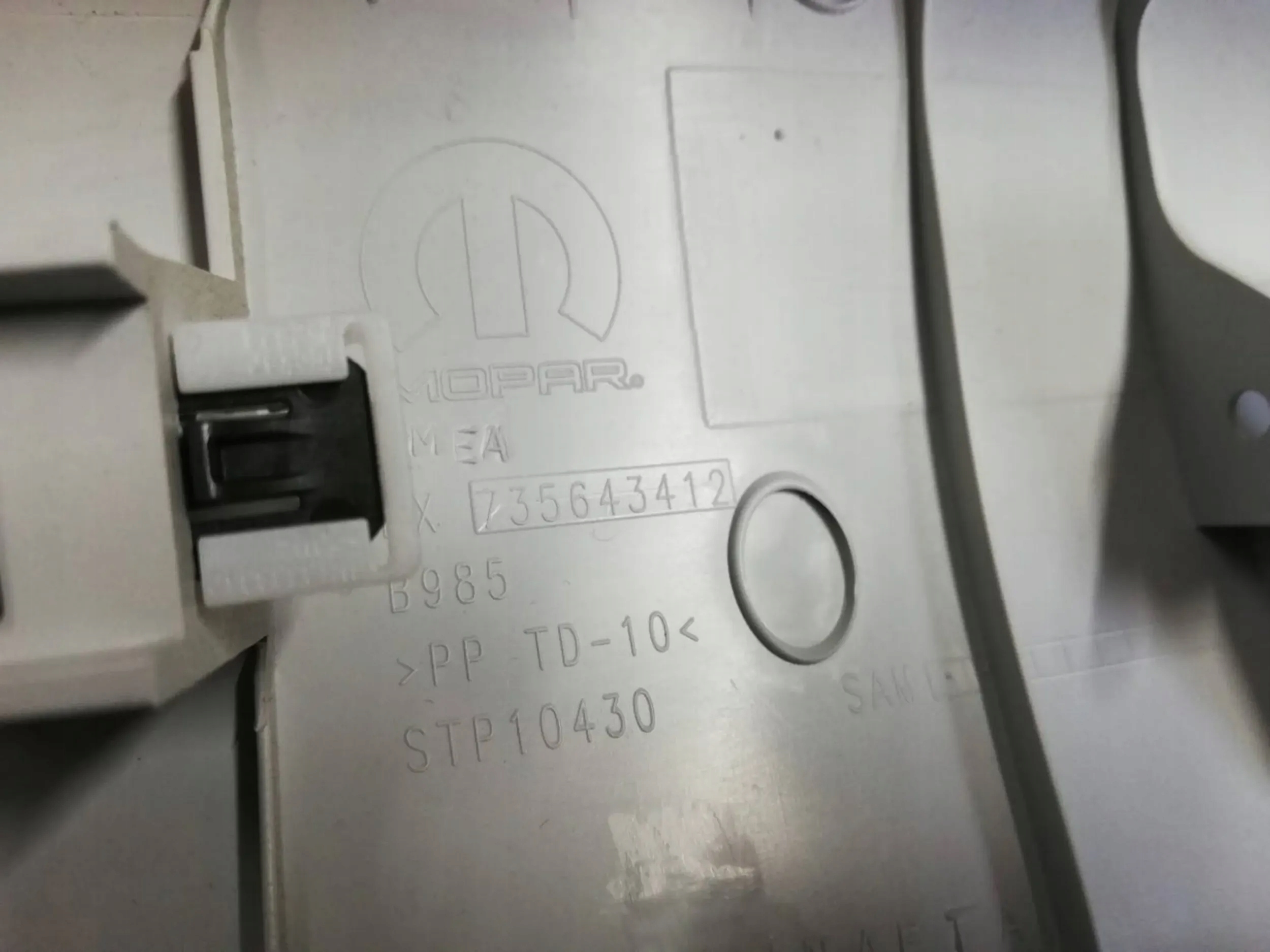 Jeep Renegade OSŁONA SŁUPKA PRAWY PRZÓD Numer katalogowy oryginału STP10430