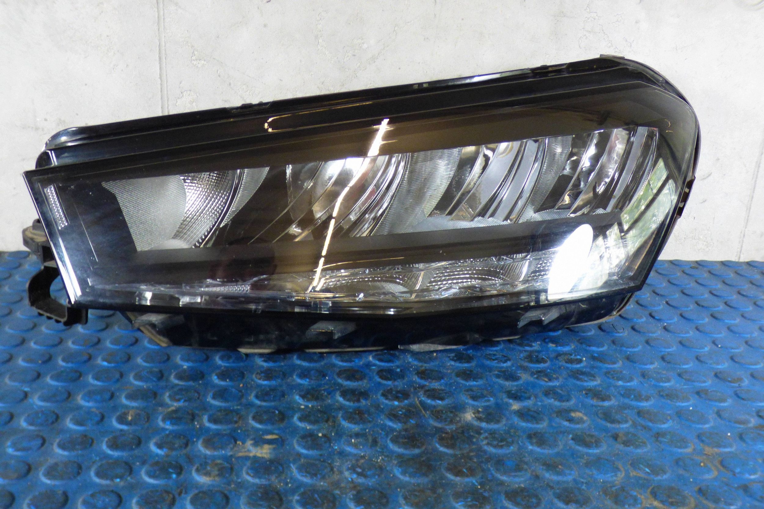 Skoda Fabia IV reflektor light left front 6VB941015 original st.BDB EUROPA