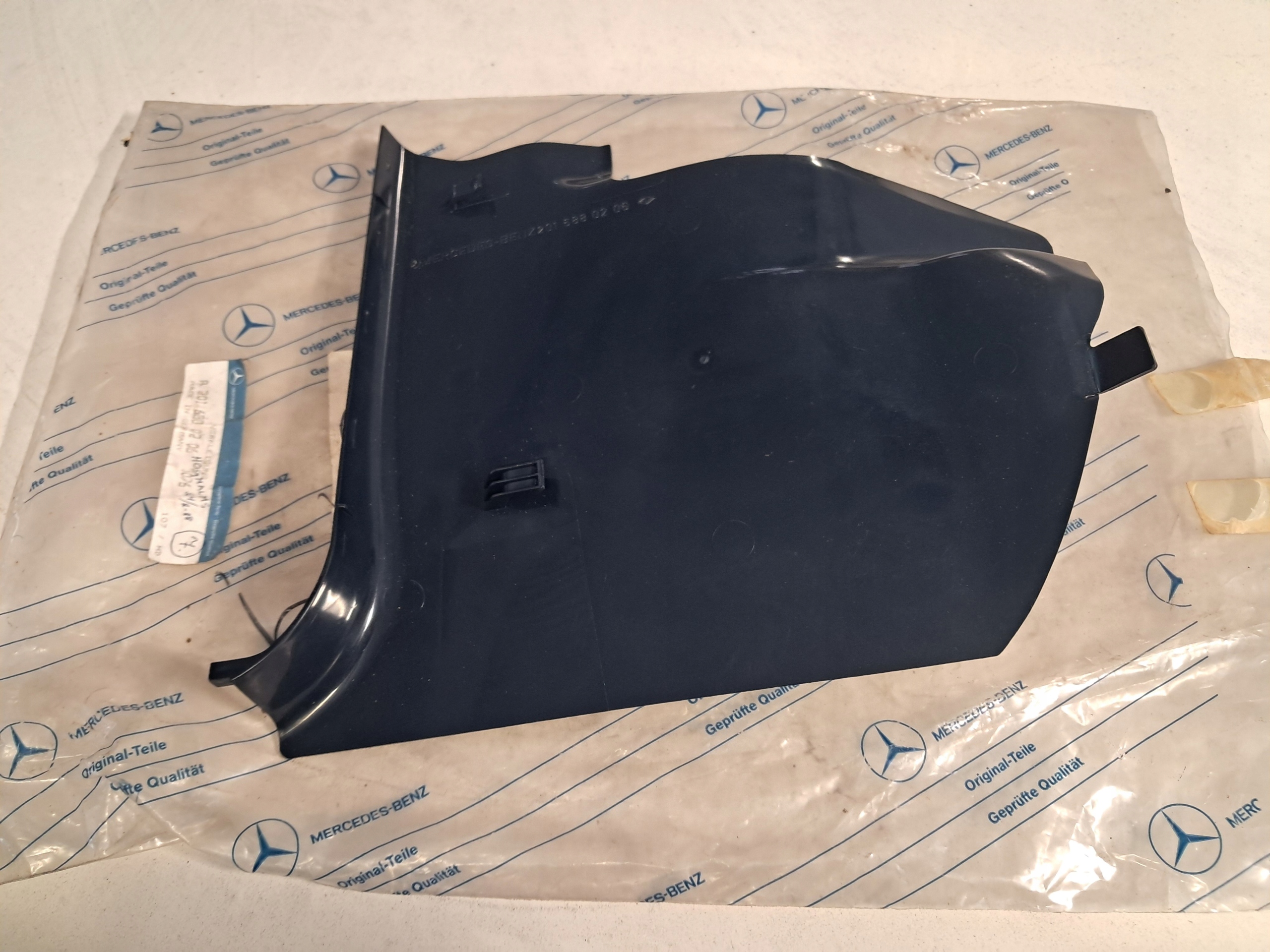 cover right below dashboard instrument panel MERCEDES W201 190 2016880206