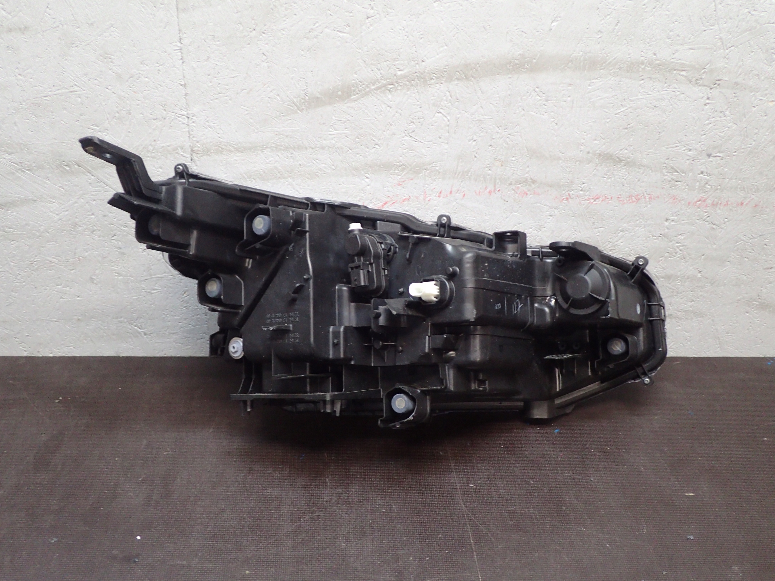 light front left TOYOTA YARIS CROSS FULL LED