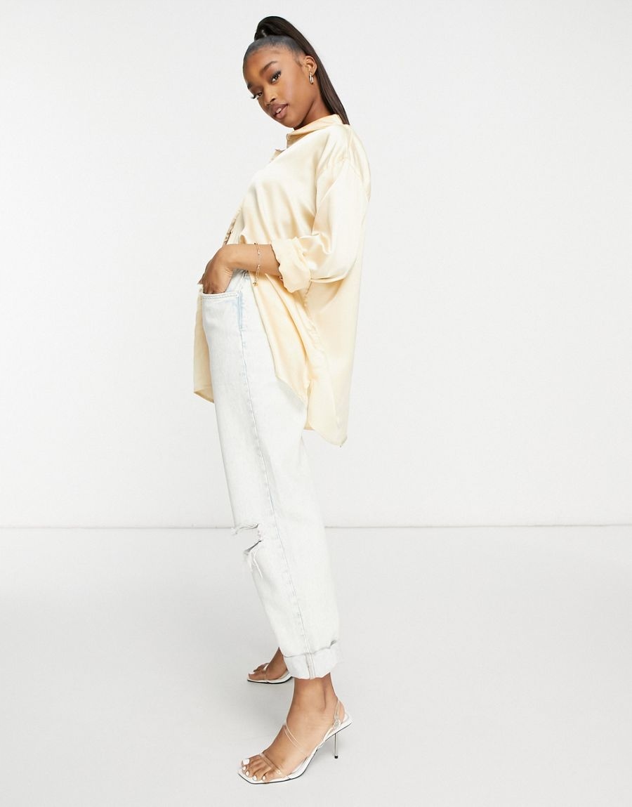 SATYNOWA KOSZULA OVERSIZE BEŻOWA NA GUZIKI 36 1DUP Rękaw długi rękaw