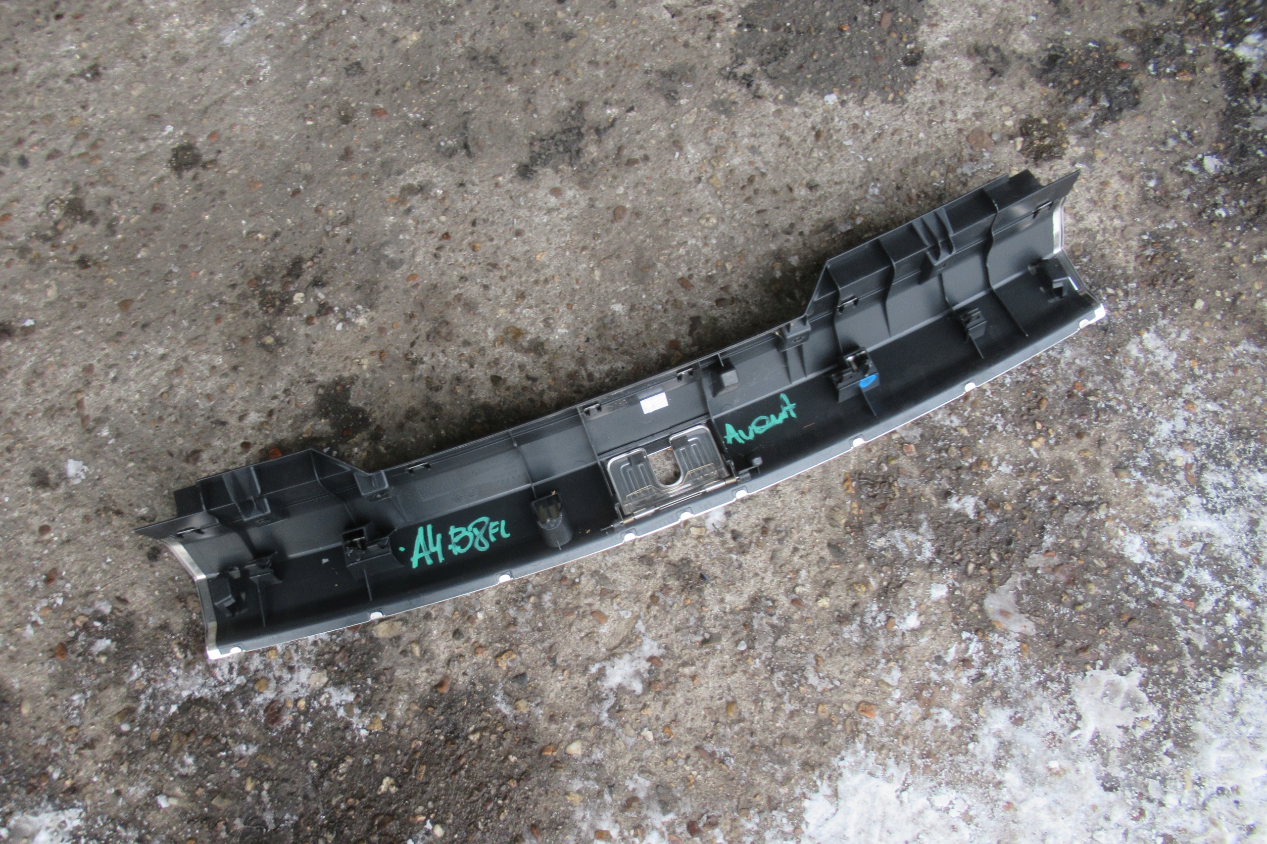 AUDI A4 B8 FL 2.0 TFSI 14R cover supports boot 8K9864483C