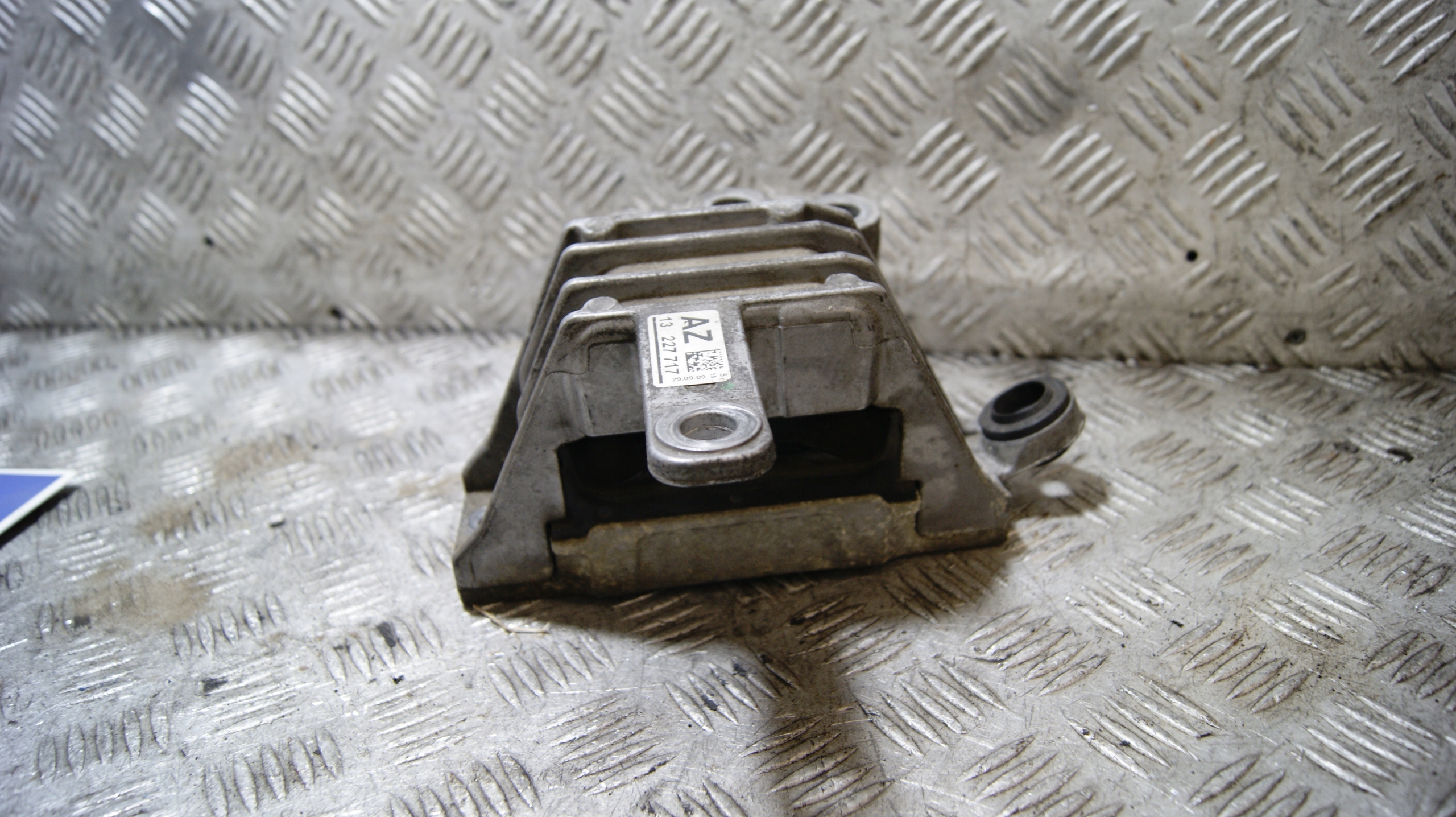 engine mount OPEL INSIGNIA 13227717