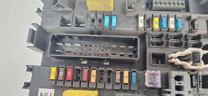 Module fusibles OPEL ZAFIRA B 13220829
