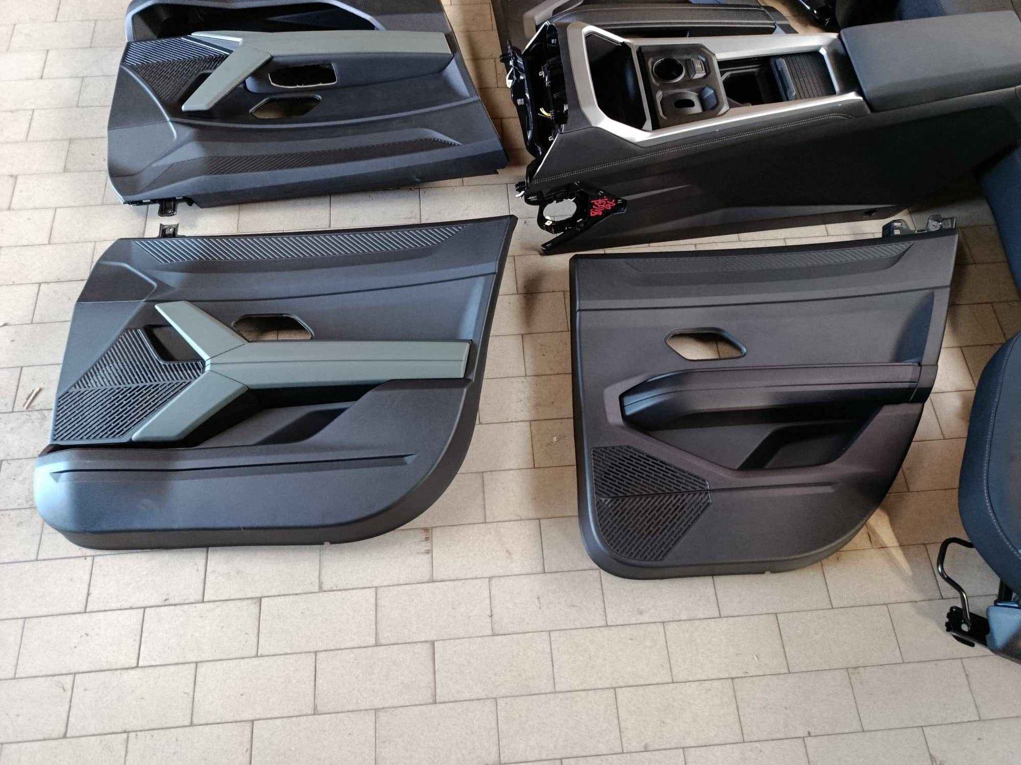 seats side inner armrest Komplet Dacia Bigster ZLOTA NIC