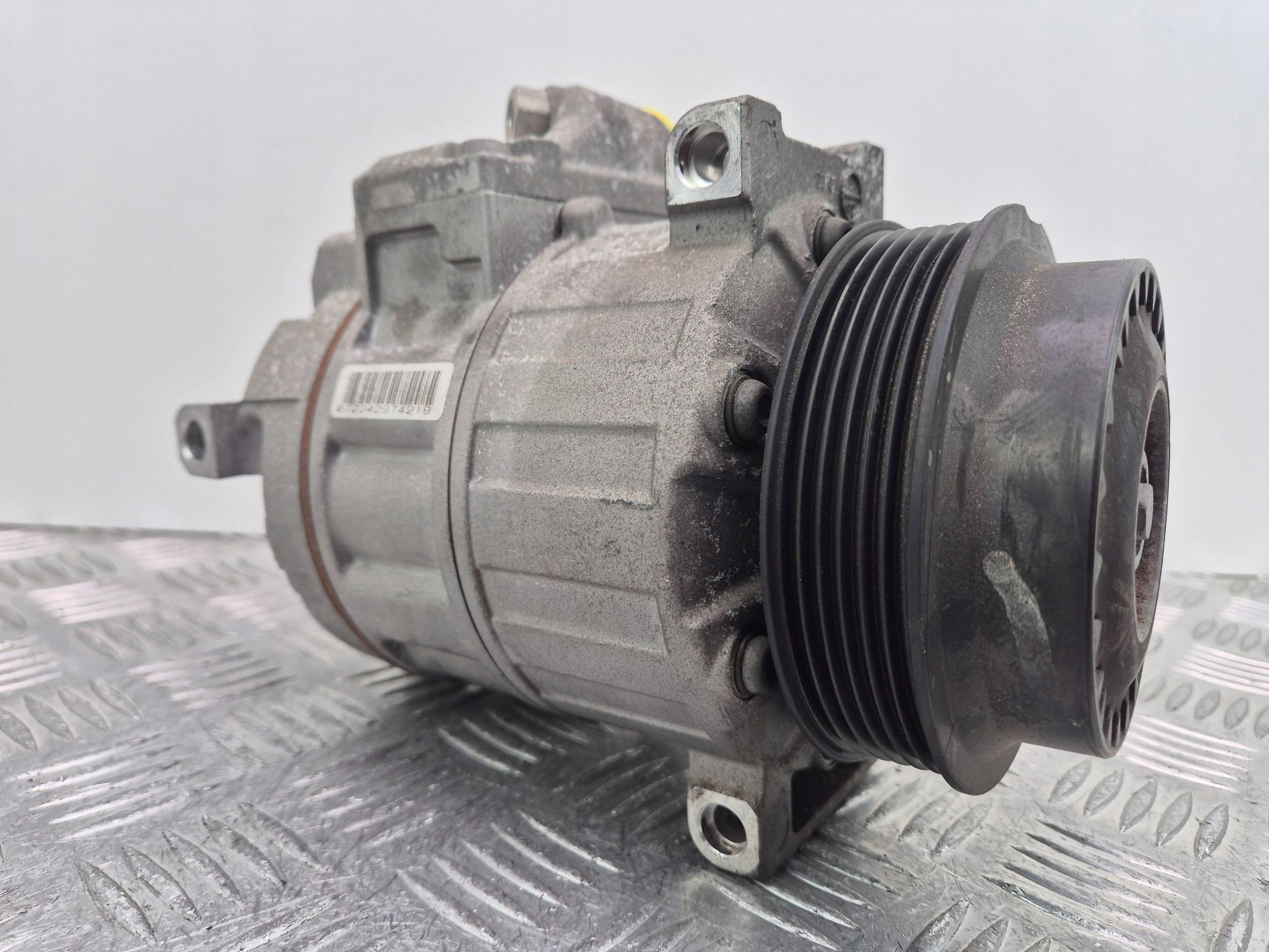 Mercedes E200 CGI W212 compressor; compressor of the air conditioning A0022304511