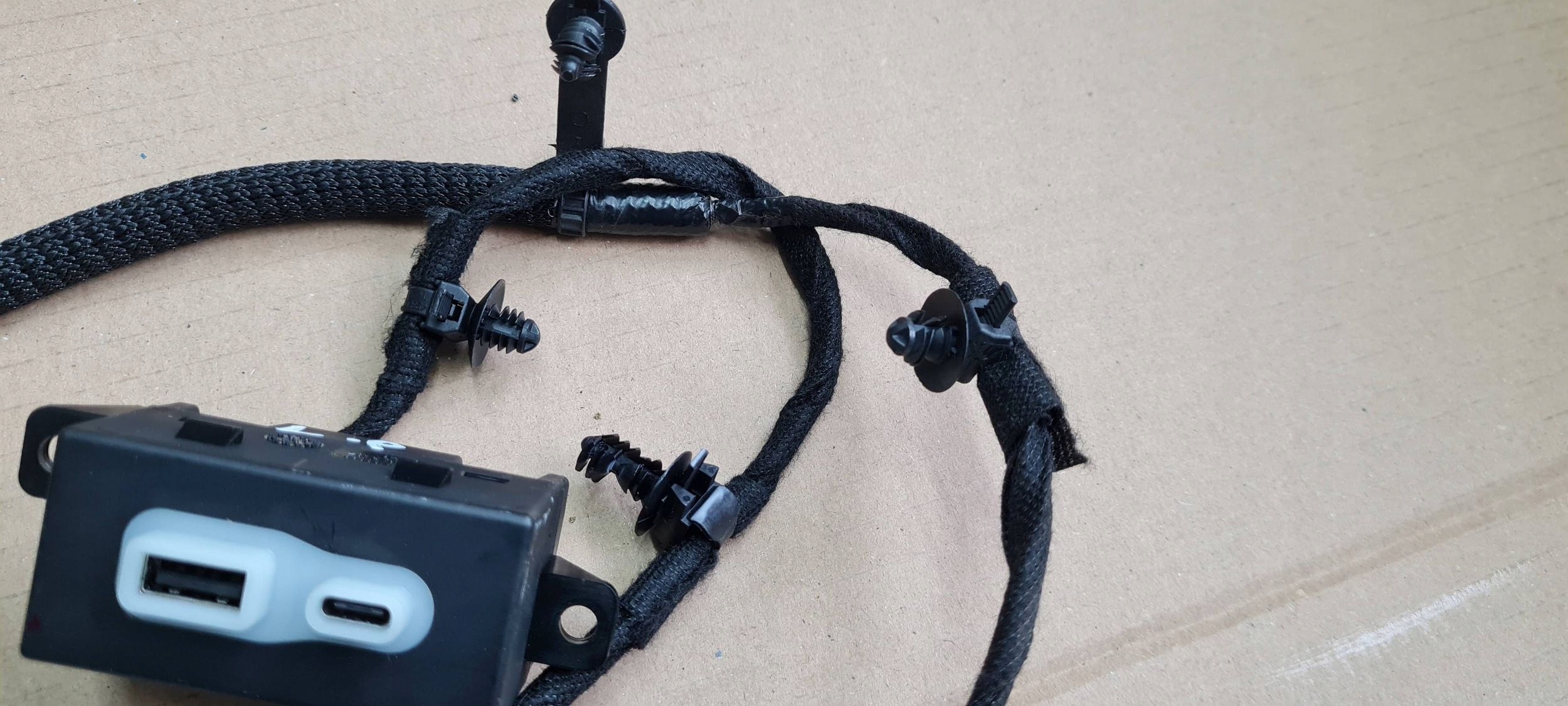 Chrysler Pacifica 2022 bundle wiring seat front adapter USB 5870AA