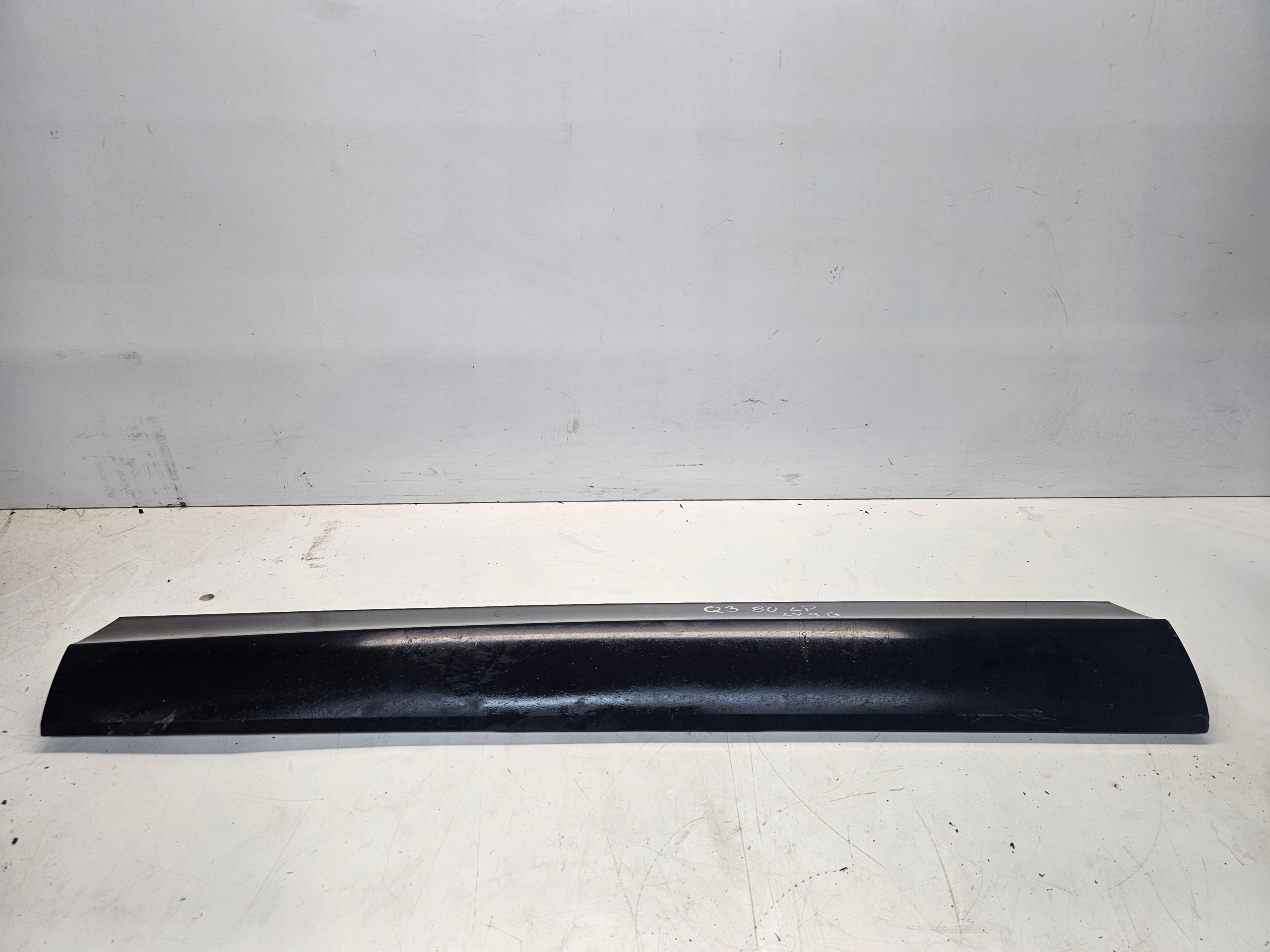 moulding lower door left front AUDI Q3 8U 8U0853959F LY9B