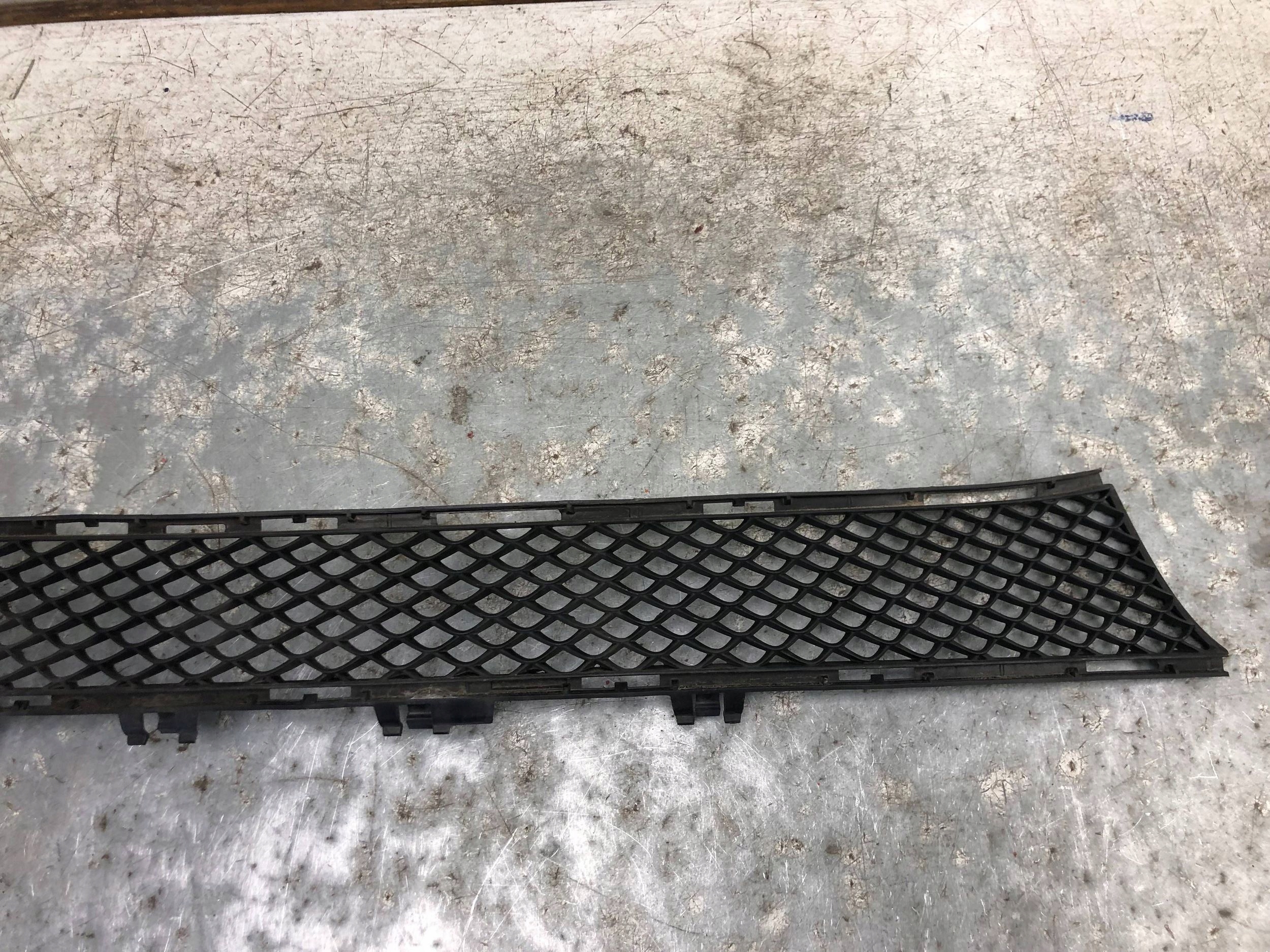 MERCEDES E W213 lower central grid of a bumper front A2138850622