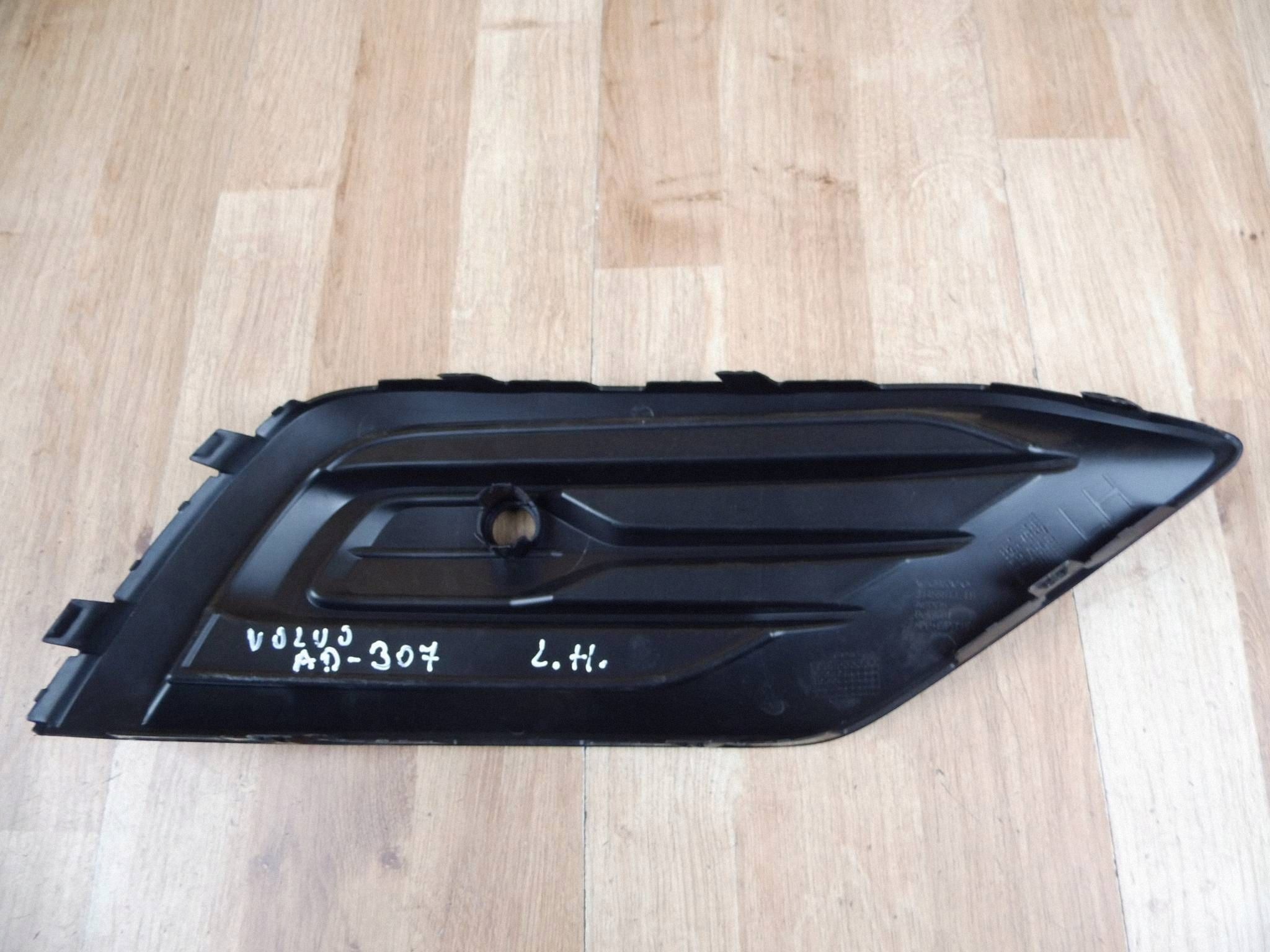 Volvo V60 II 2019+ grille grid of a bumper left front front 31455513