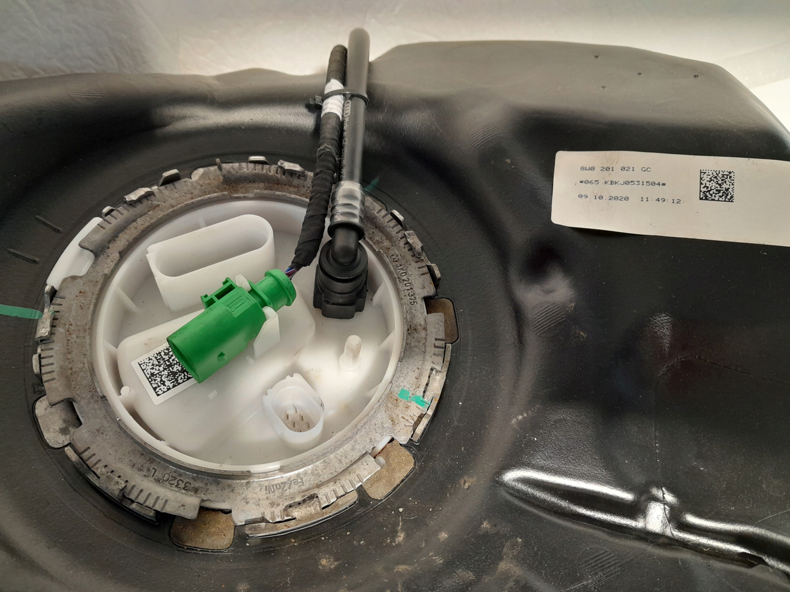 AUDI A4 B9 LIFT tank 8W0201021GC