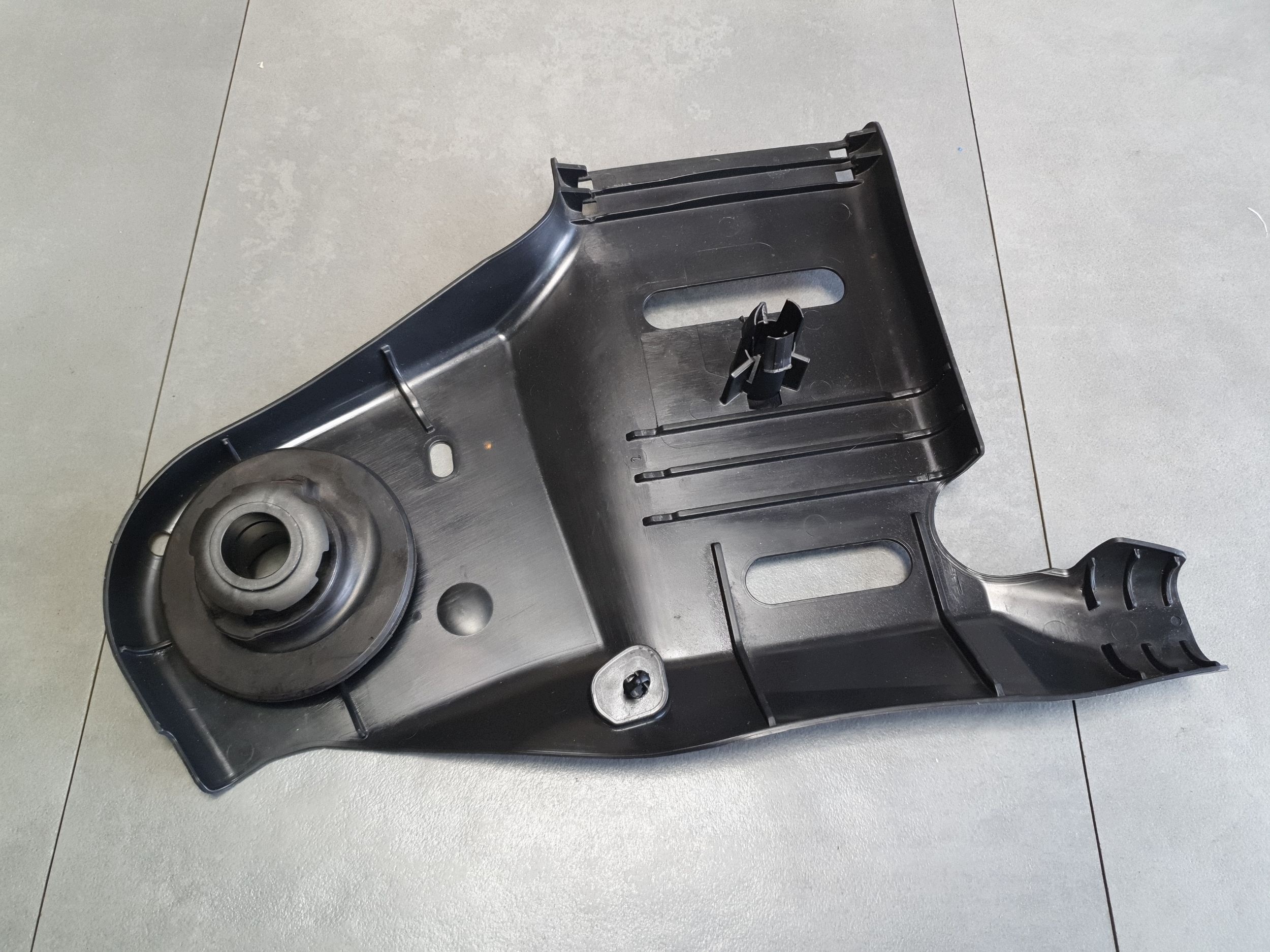 Audi A3 8Y hb cover chassis 5Q0501560J