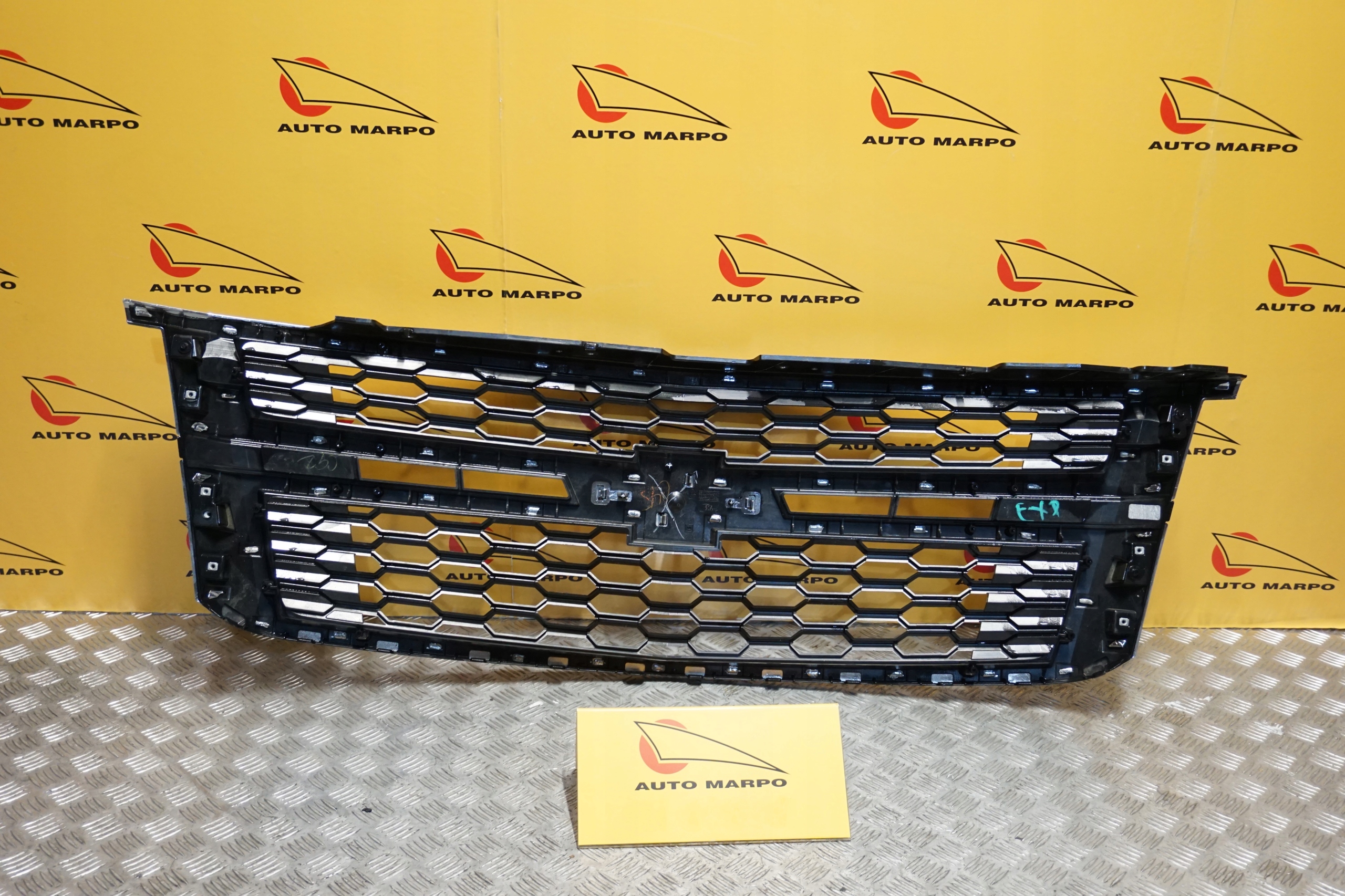 CHEVROLET SUBURBAN TAHOE 2015 - 2020 Atrapa Przód Grill Chrom 23440914 Strona zabudowy przód