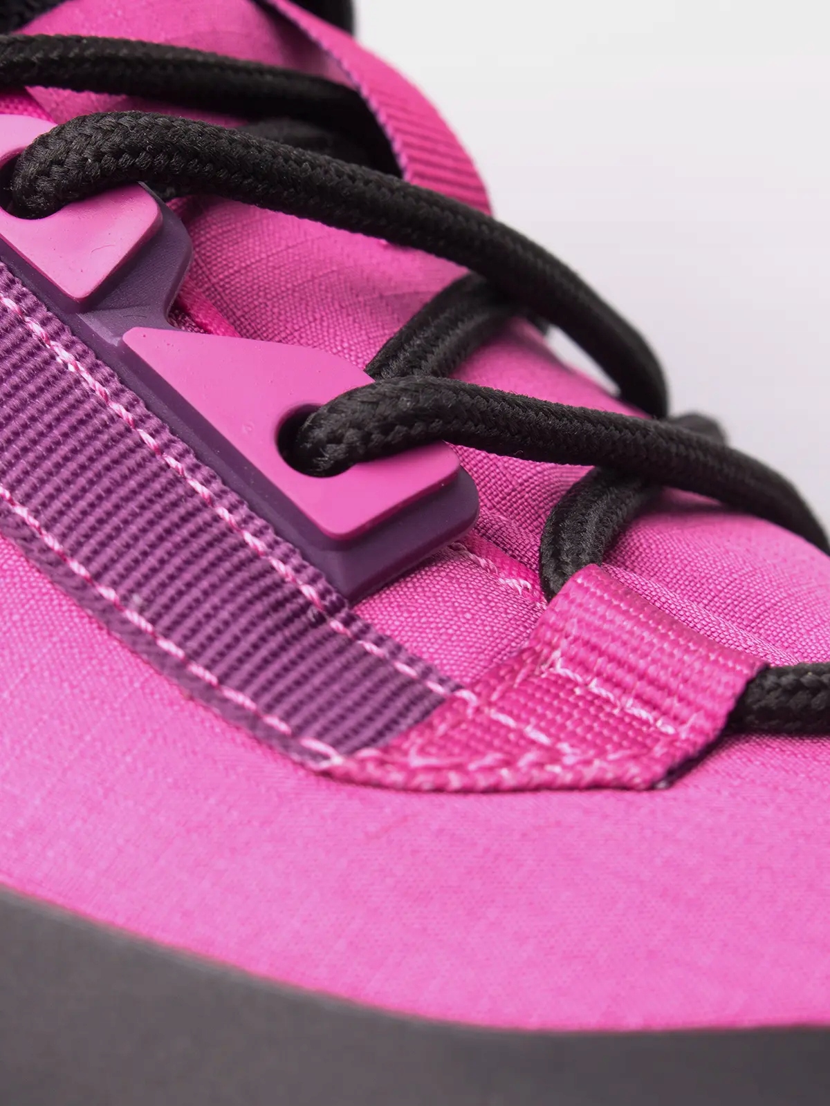 BUTY ZIMOWE DZIEWCZĘCE 4F TRZEWIKI TRAPERY DZIECIĘCE OBUWIE AW22F009 Długość wkładki wew. 10 cm