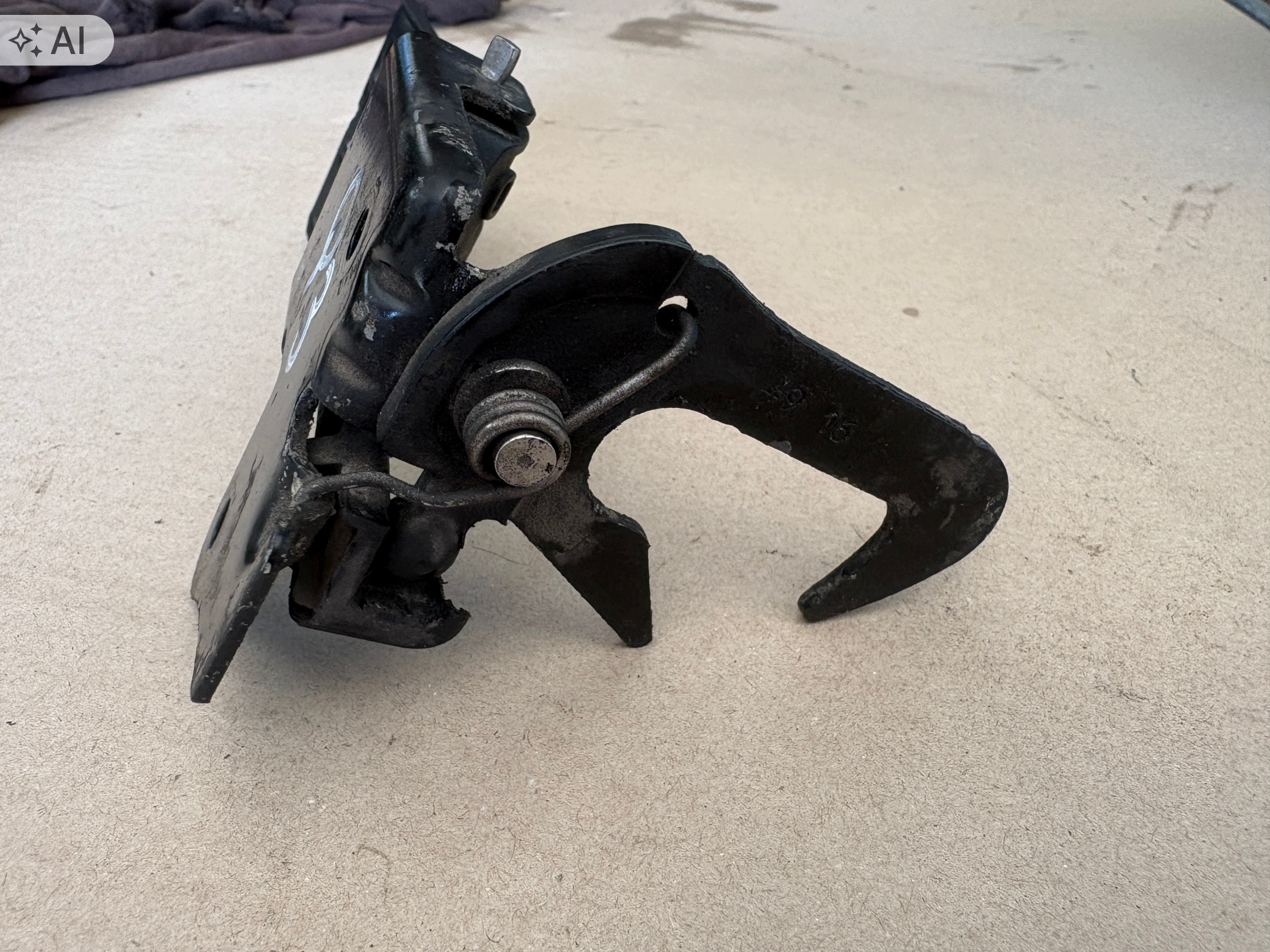 AUDI Q3 lock RYGIEL bonnets 8U0823480C