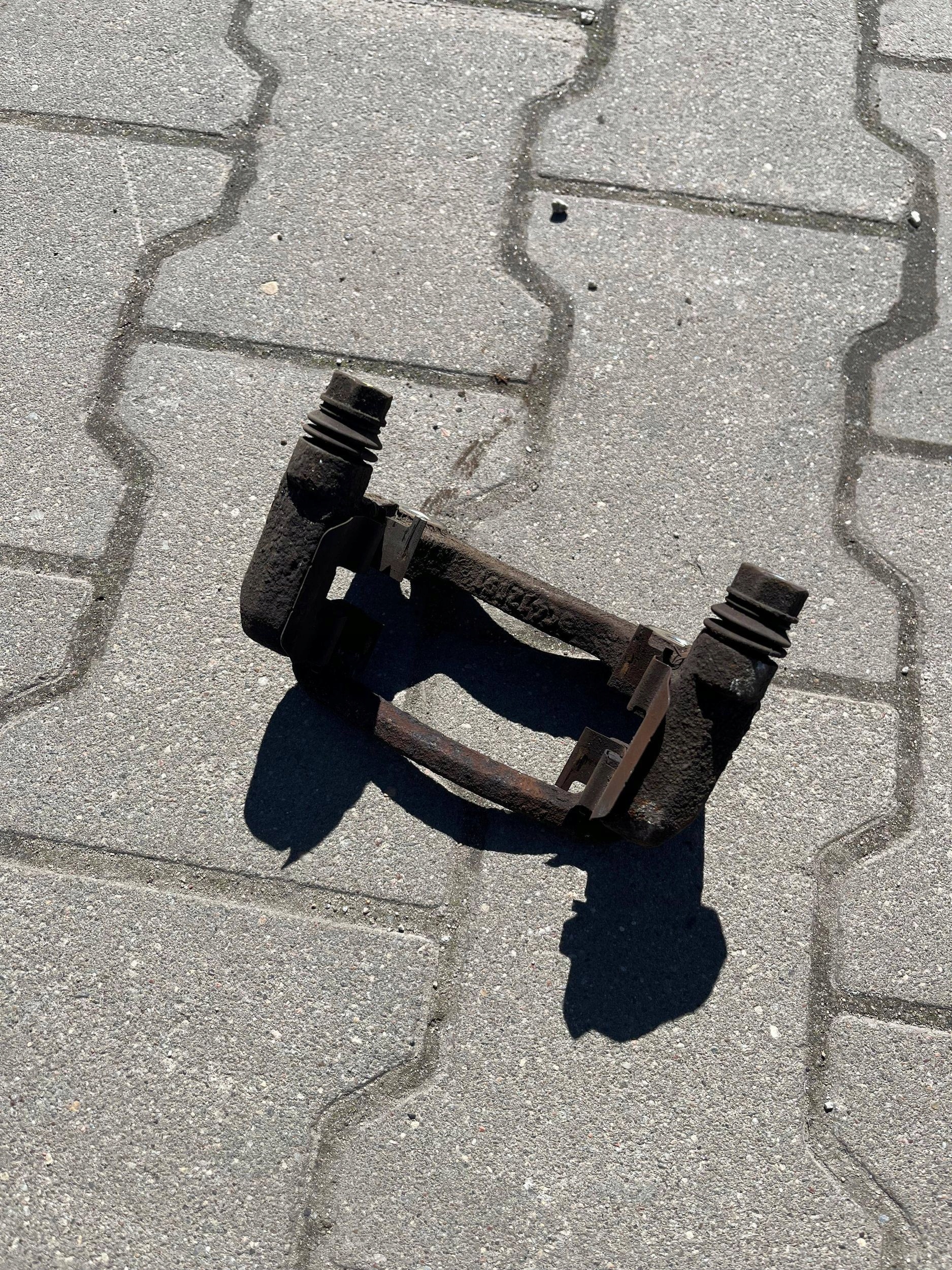 KIA CARENS IV JARZMO left right rear part 2013