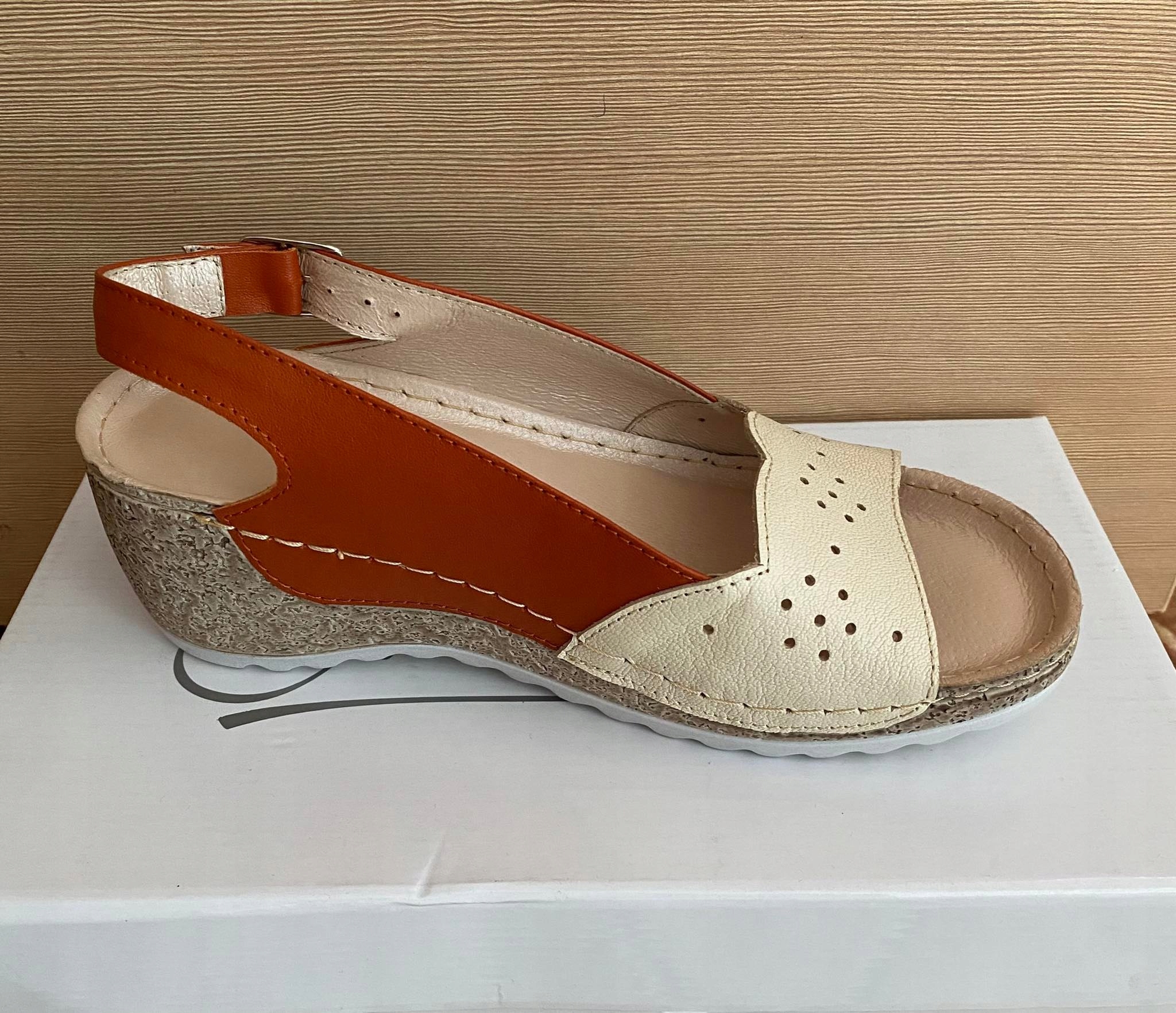 Dámské sandály na podpatku J.wolski Béžové s červeným odstínem vel. 41