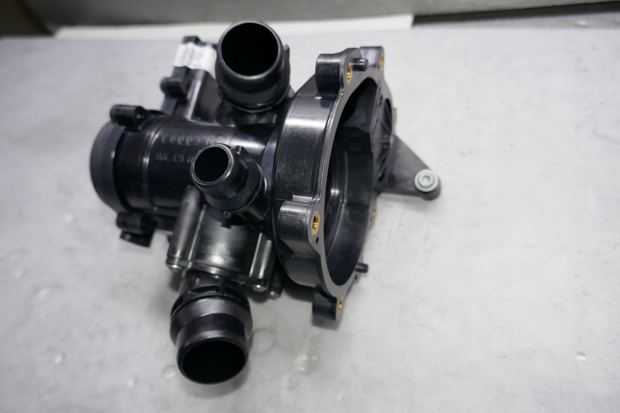 OBUDOWA TERMOSTATU 06L121111J TFSI SUPER STAN Numer katalogowy części 06L121111J