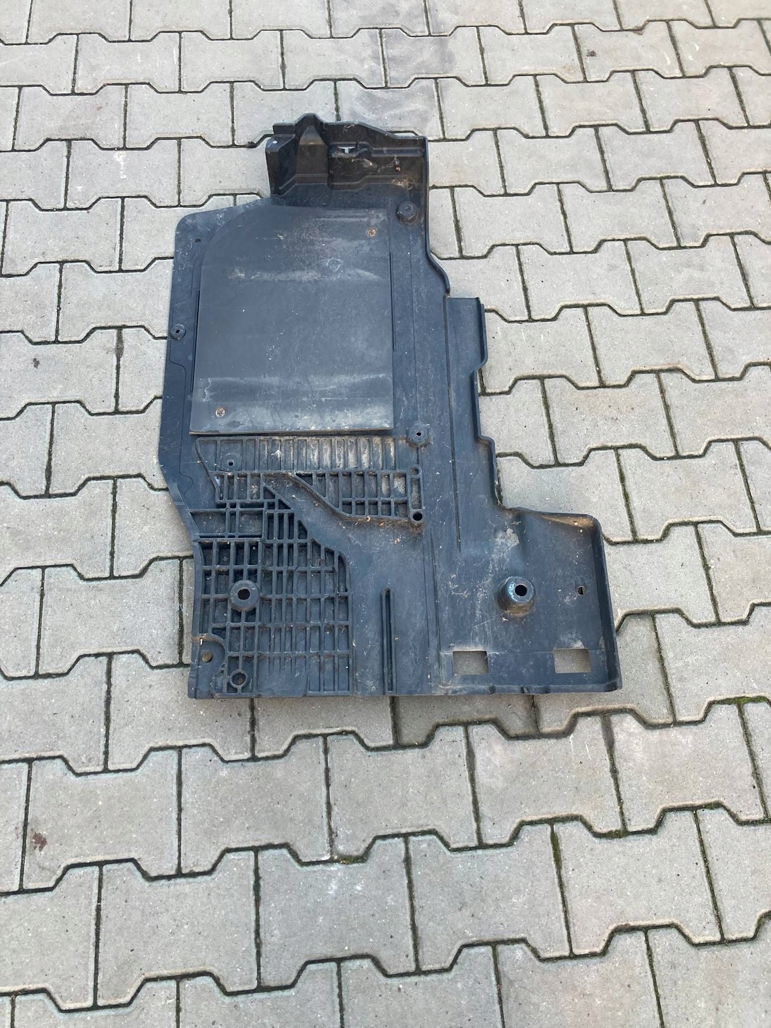 Volkswagen Golf VII cover chassis left 5Q0825505B