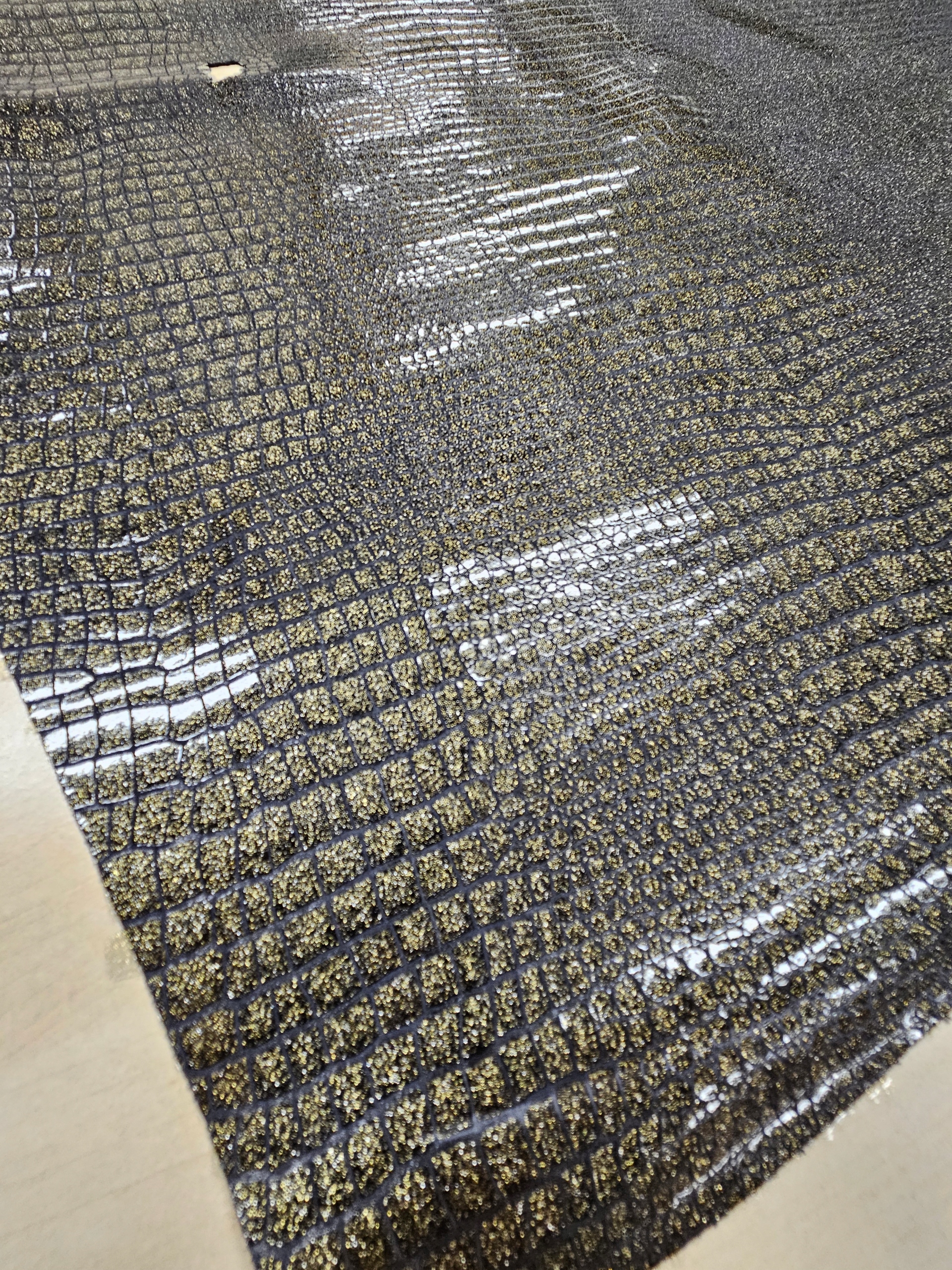 Přírodní hovězí kůže fóliovaná 4,45 m2 černo-zlatá tloušťka 0,7 mm