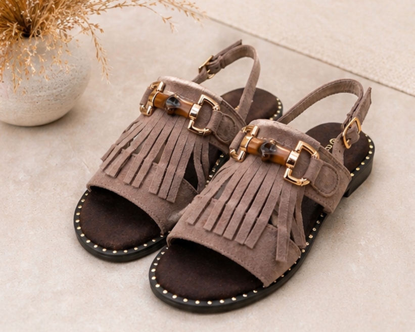 Béžové dámské sandály s třásněmi a zlatou sponou – styl boho 39