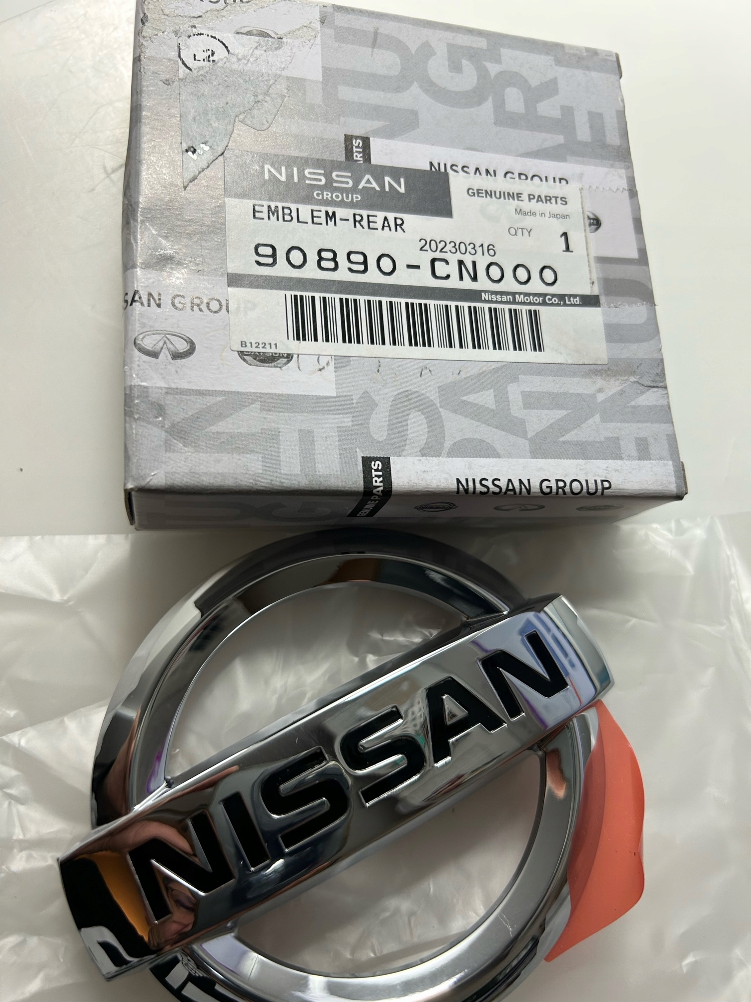 EMBLEMAT TYLNY NISSAN JUKE F15 2010-15 OE 90890CN000