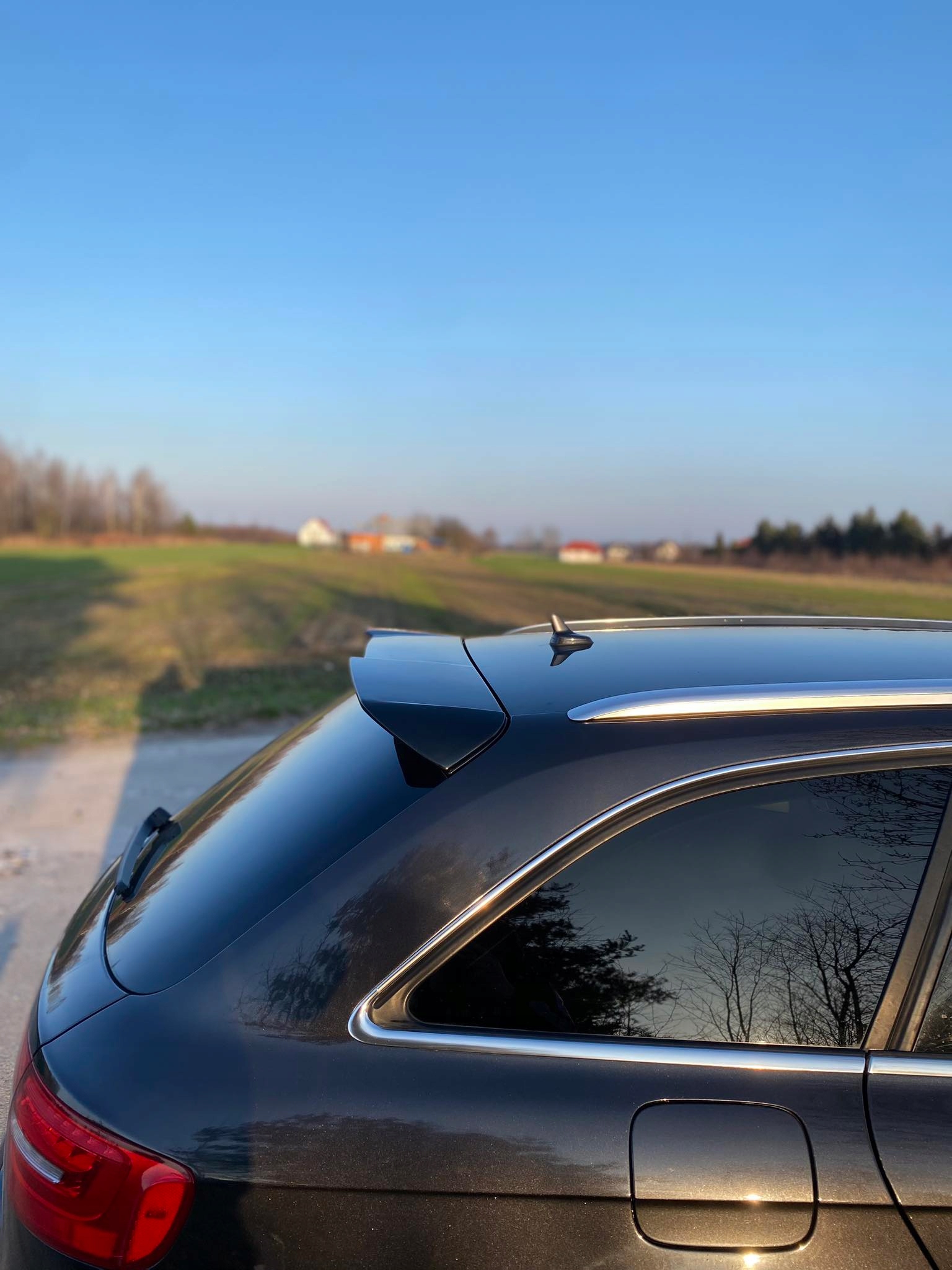 AUDI A4 B8 KOMBI LOTKA SPOILER DOKŁADKA RS LOOK CZARNY POŁYSK Strona zabudowy tył - lewa