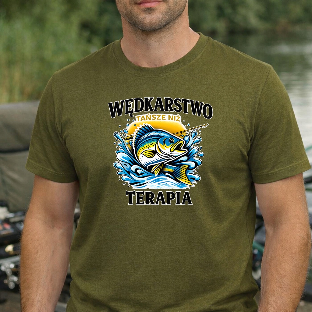 Khaki koszulka dla wędkarza z nadrukiem Wędkarstwo Tańsze Niż Terapia S