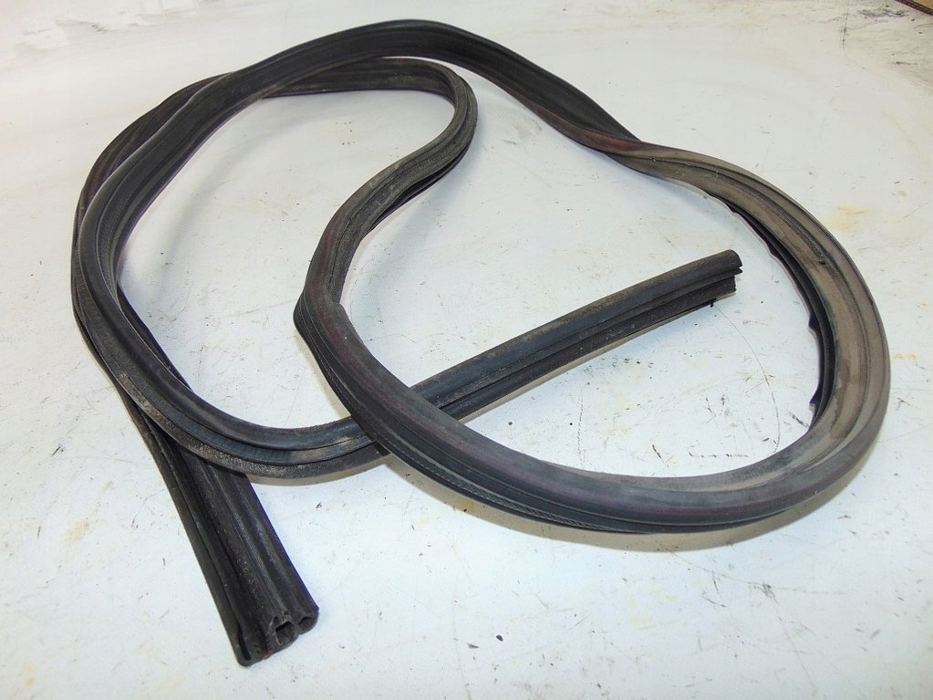 VW GOLF II MK2 5D 91r USZCZELKA DRZWI TYŁ PRAWY Producent części Volkswagen OE