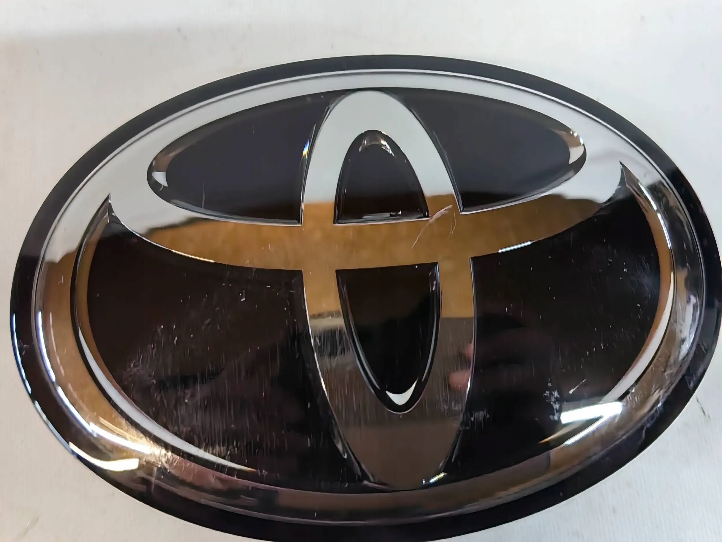 TOYOTA HILUX VIII LIFT - EMBLEMAT, ZNACZEK POD RADAR POLECAM