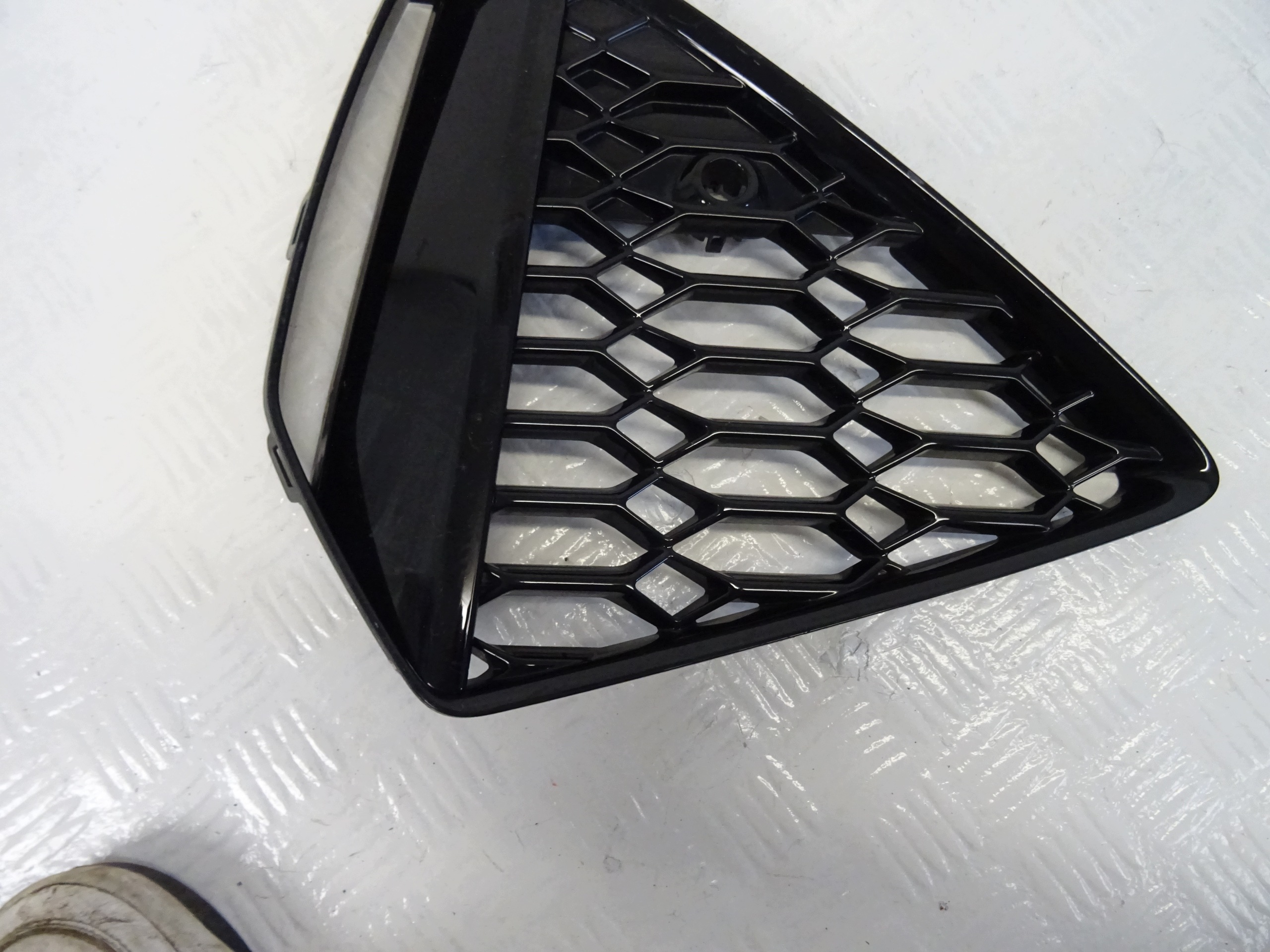 grid of a bumper front right AUDI RS6 RS7 C8 4K8807682D