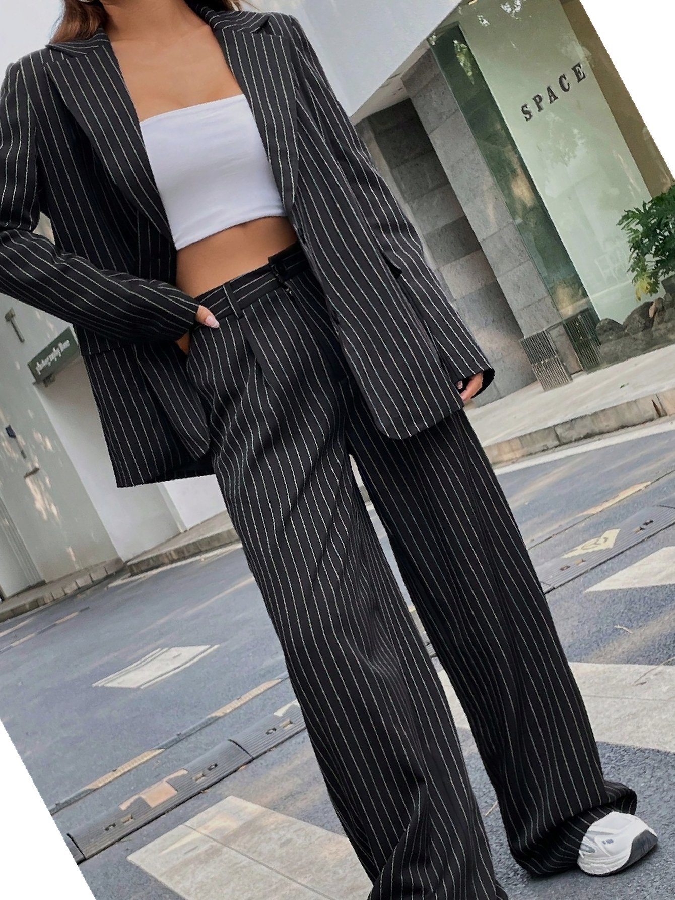 Dámský oblek s proužky, černo-bílý, stylový, módní, velikost S 36