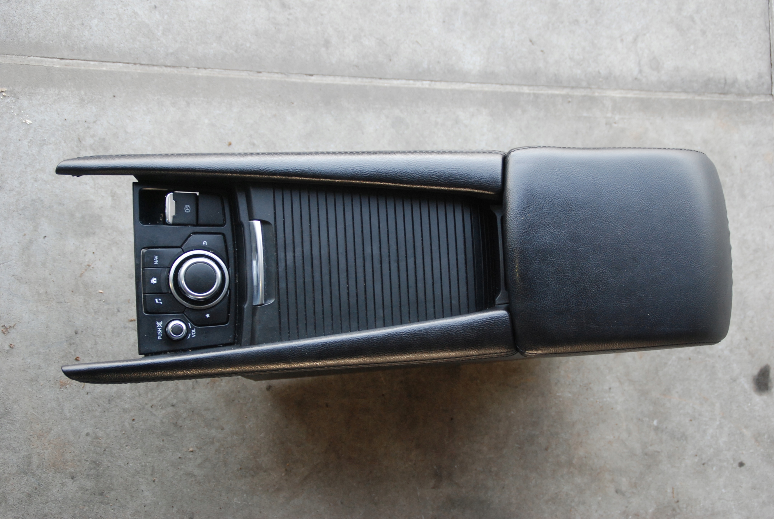 MAZDA 6 GJ 2013-ЦЕНТРАЛЬНЫЙ ТУННЕЛЬ ПОДЛОКОТНИК UK