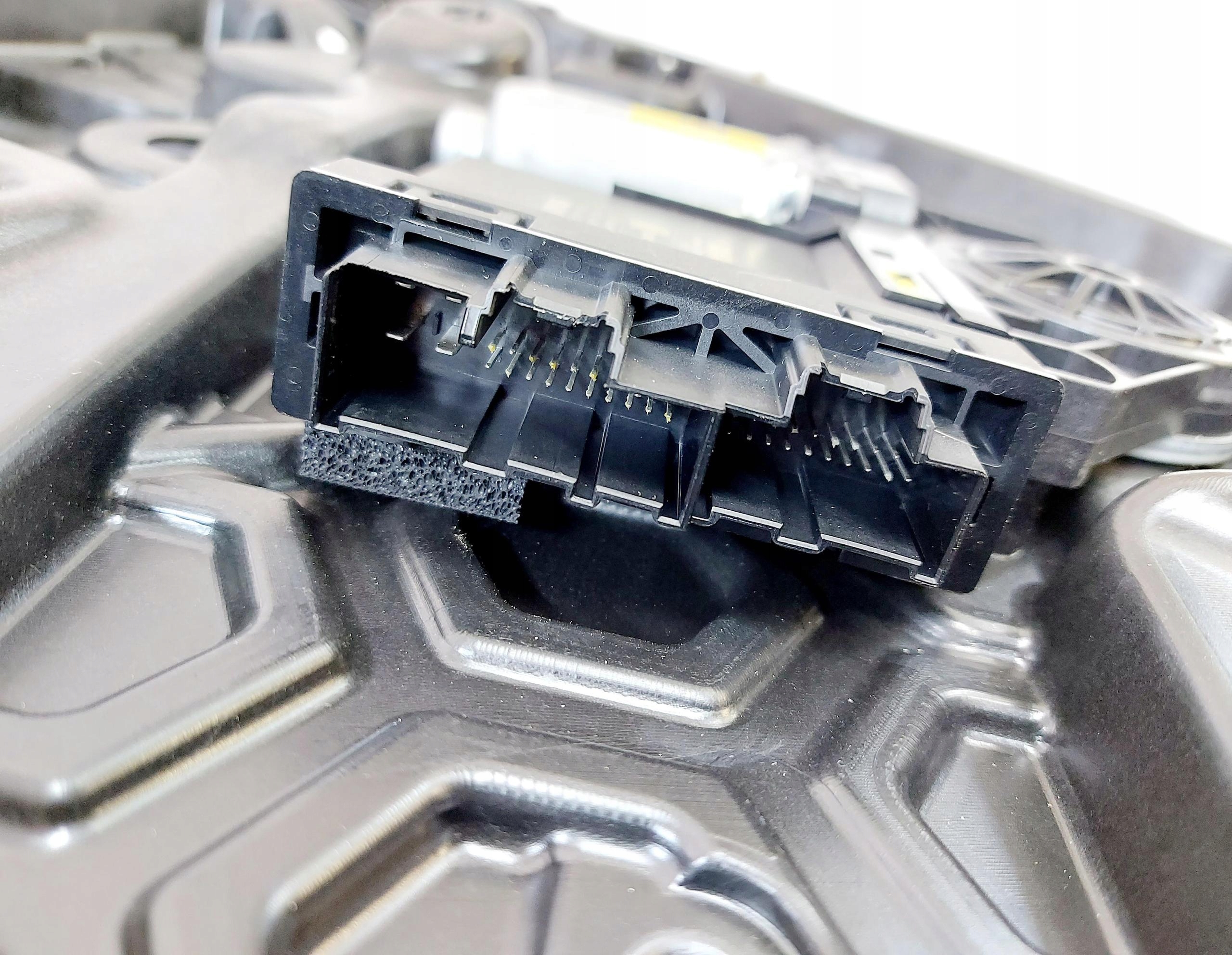 VOLVO XC40 19r. Mechanizm podnośnik szyby lewy przód 30747091 Producent części Volvo OE