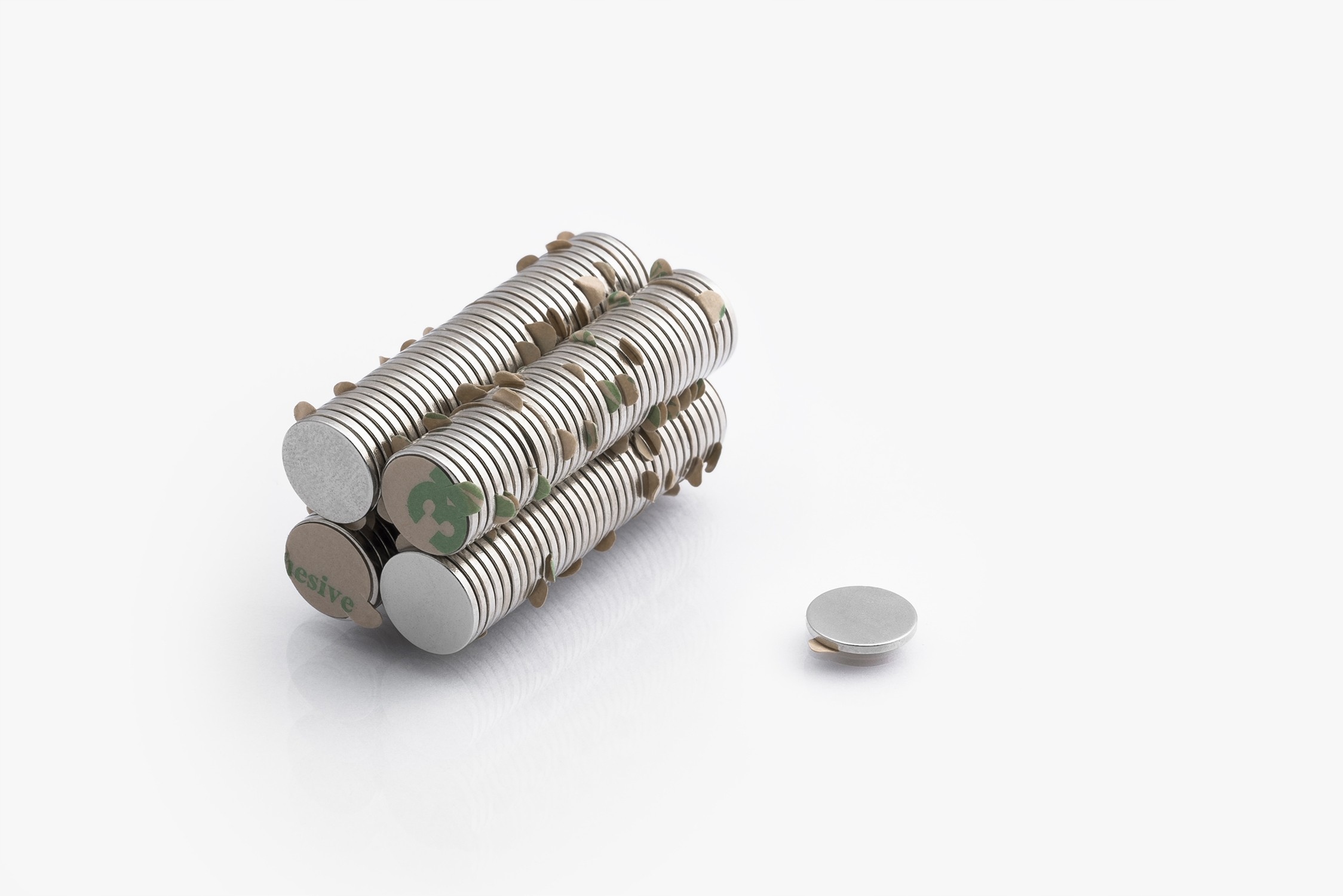 Magnet 10 x 1 mm, se samolepicí páskou, 100 ks