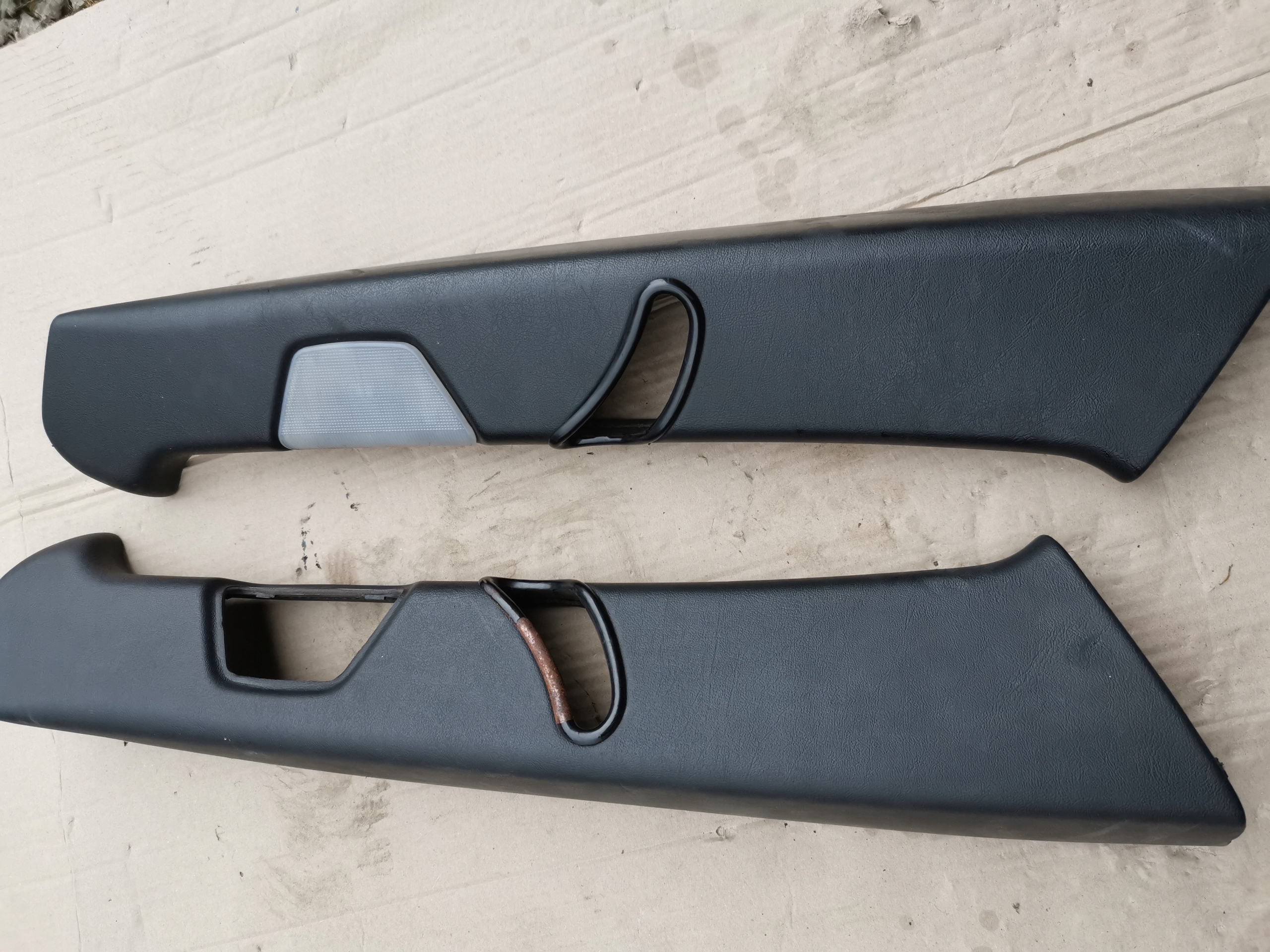 124 - Стійки капота решітки C MERCEDES W124 Універсал