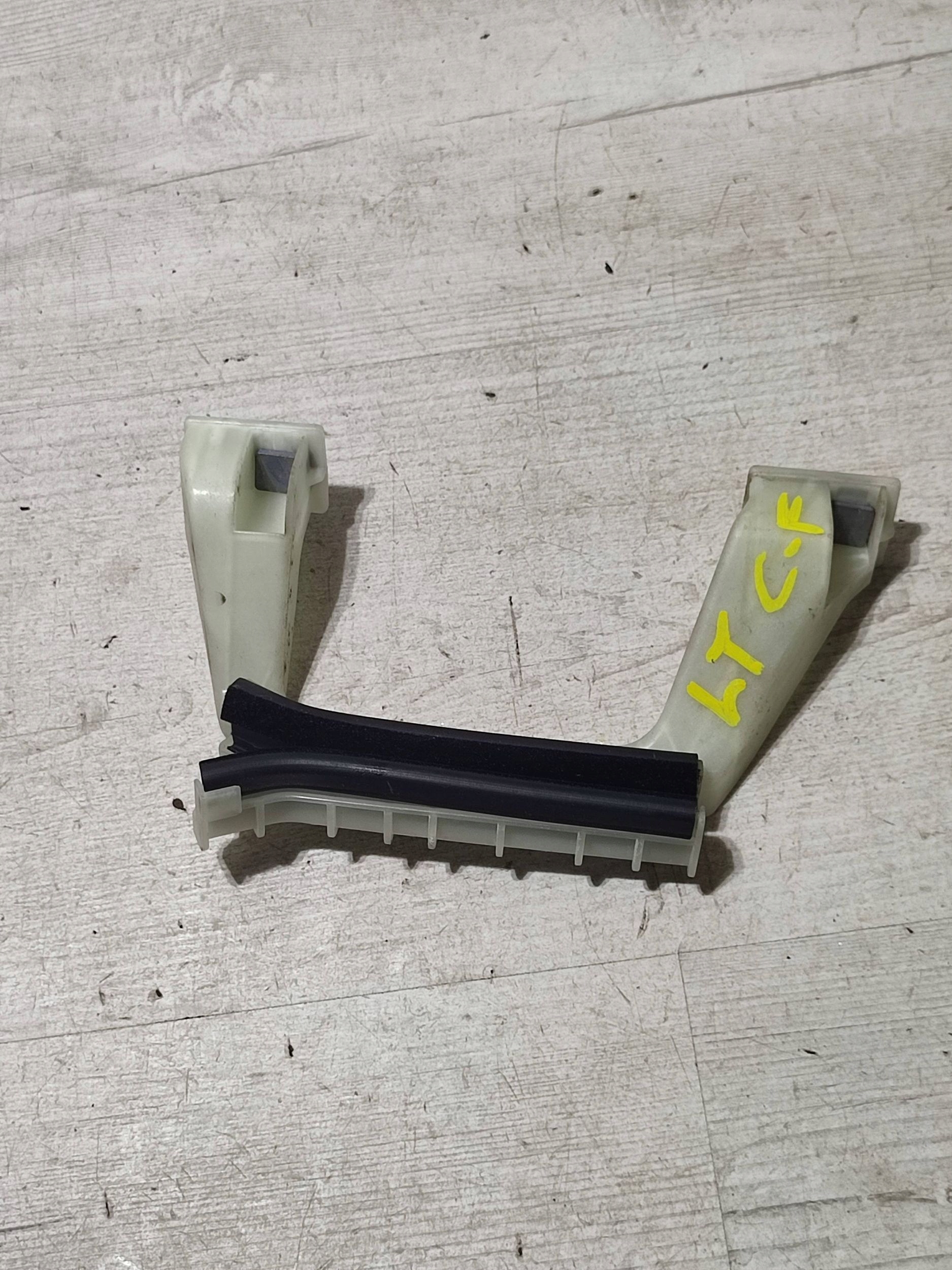 Opel Corsa F 2020 rear part side left Element mocujacy szybe